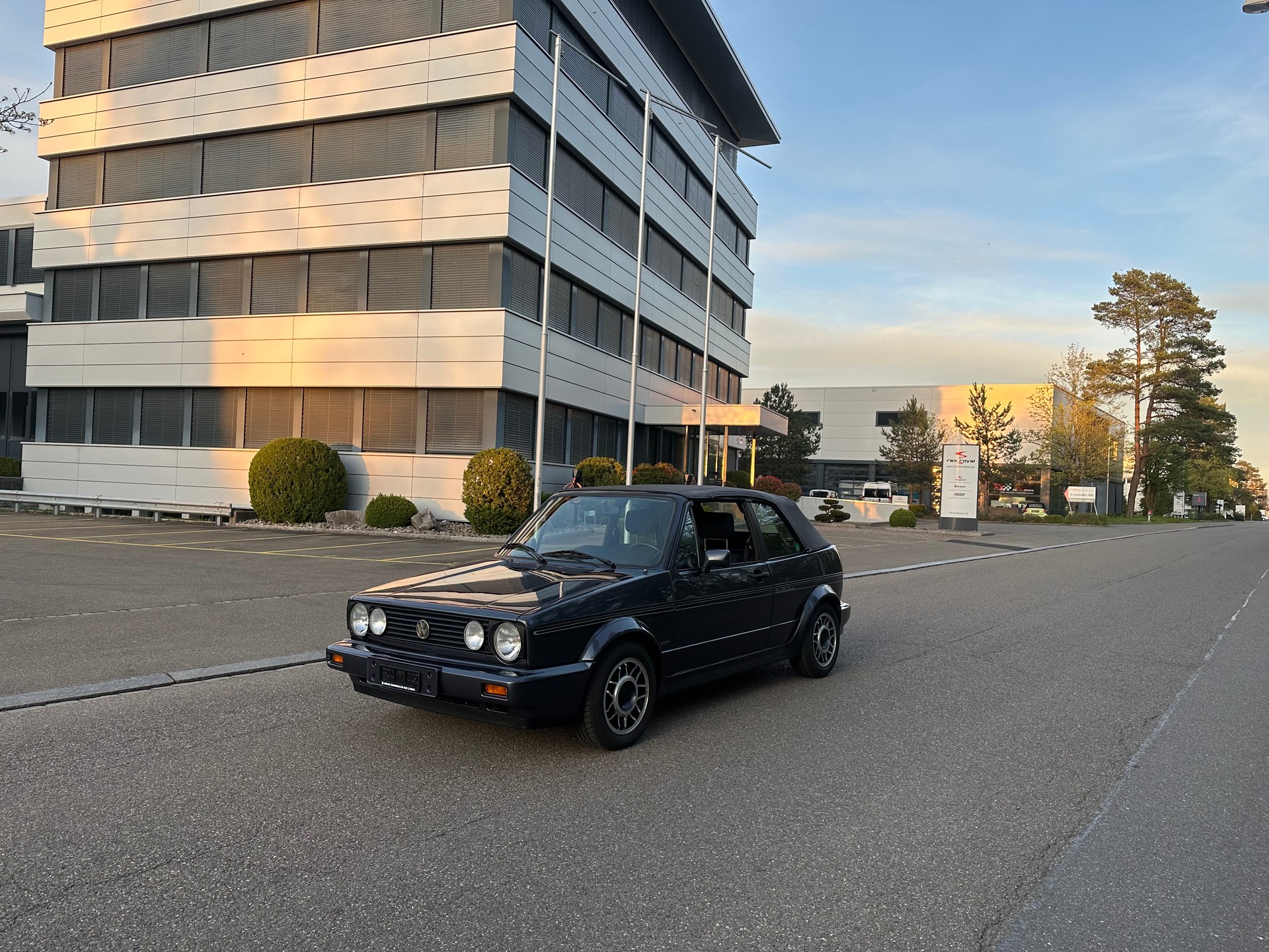 VW Golf Cabriolet 1800 (Night Blue Special)-image-11