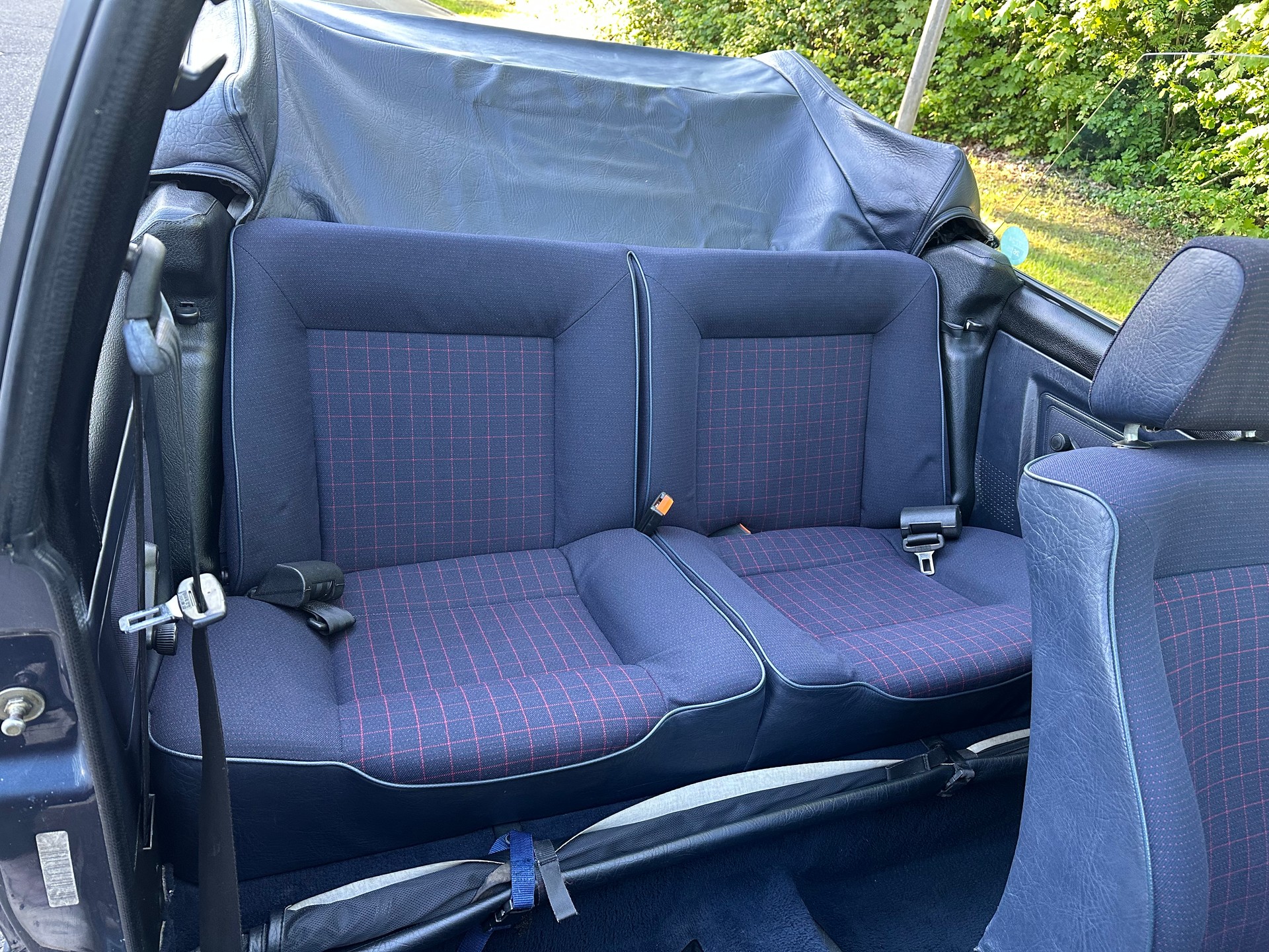 VW Golf Cabriolet 1800 (Night Blue Special)-image-5