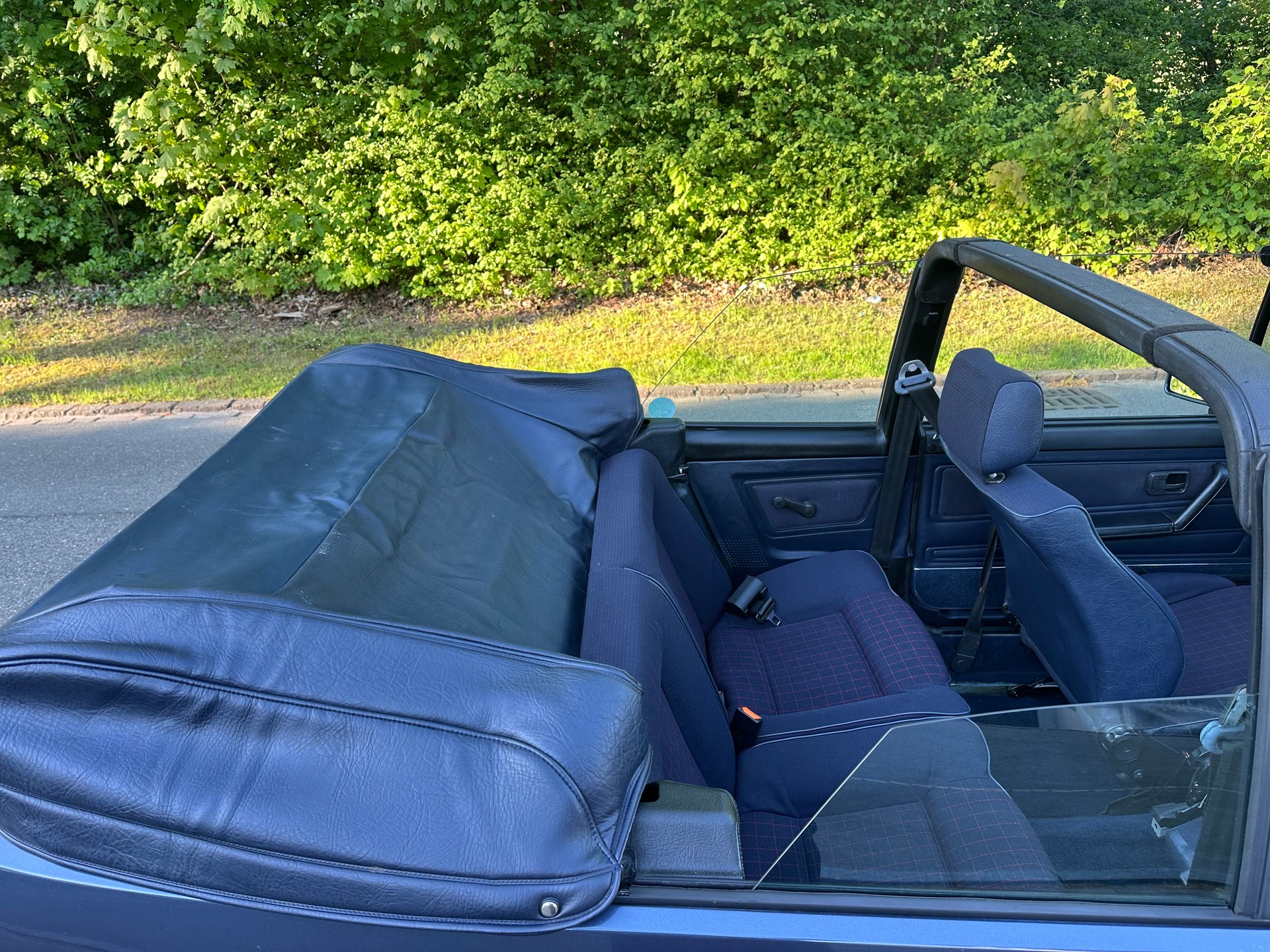 VW Golf Cabriolet 1800 (Night Blue Special)-image-6