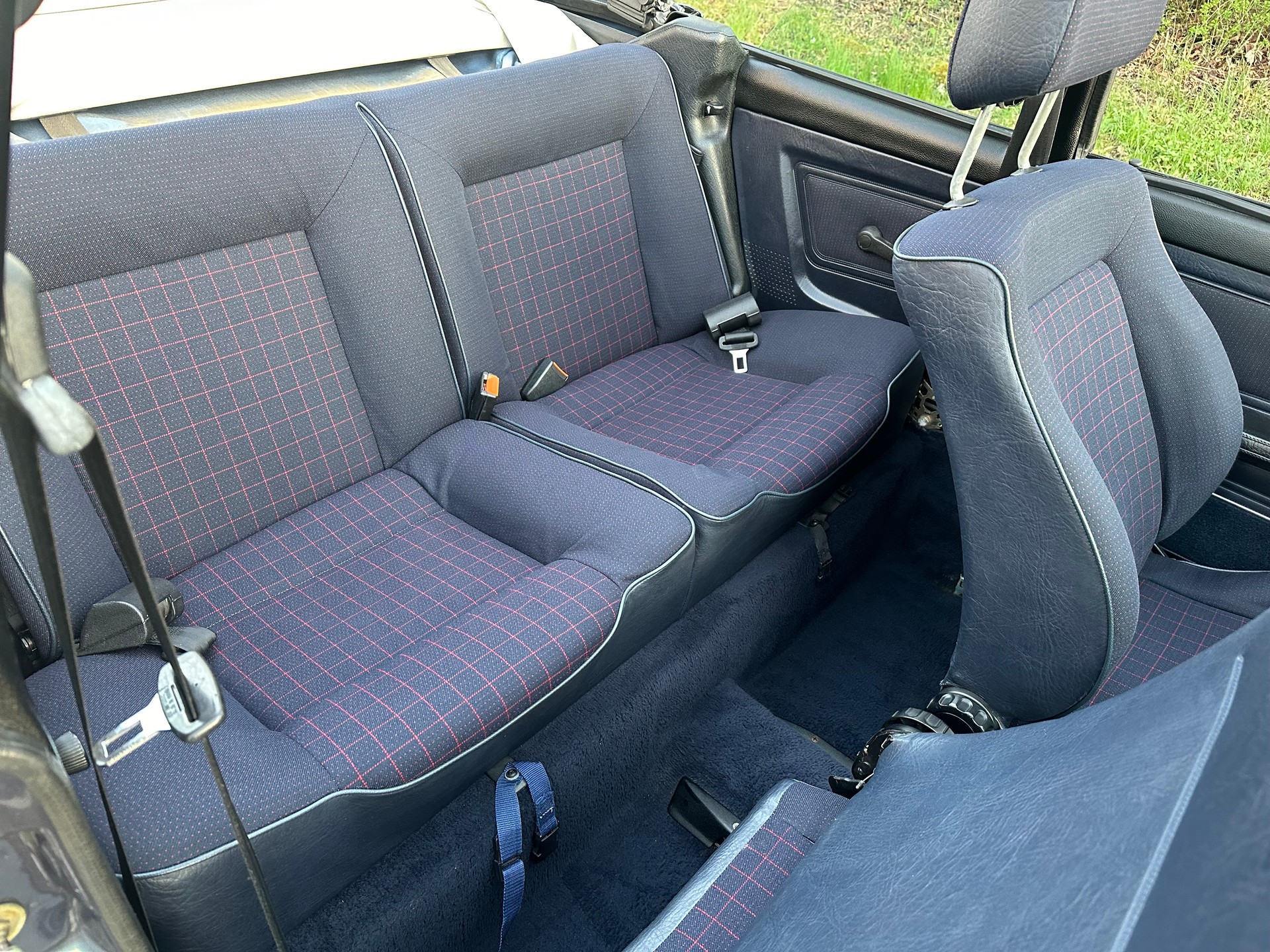 VW Golf Cabriolet 1800 (Night Blue Special)-image-10