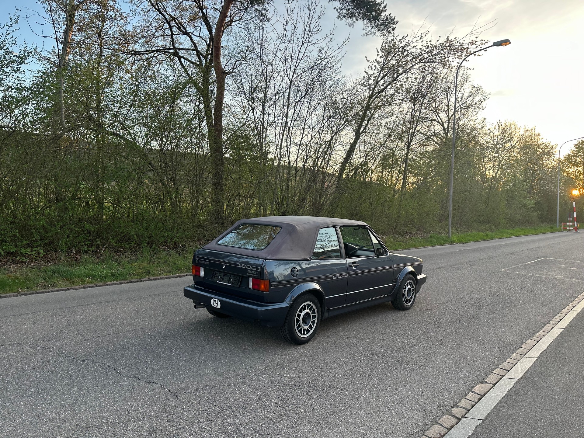 VW Golf Cabriolet 1800 (Night Blue Special)-image-14