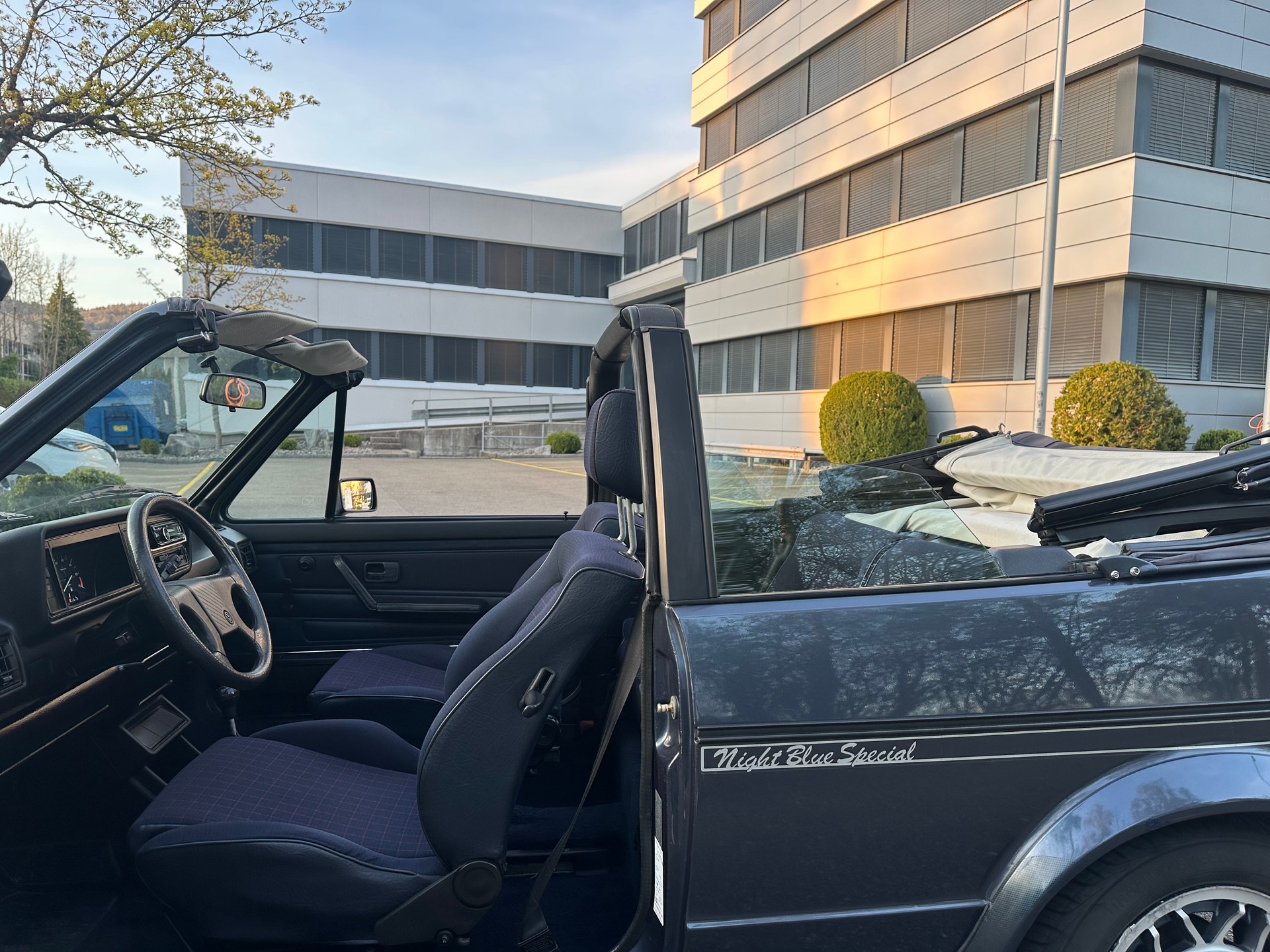VW Golf Cabriolet 1800 (Night Blue Special)-image-8