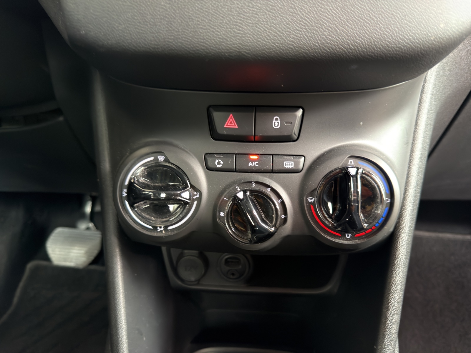 PEUGEOT 208 1.2 PureTech Urban S. EGS S/S-image-11