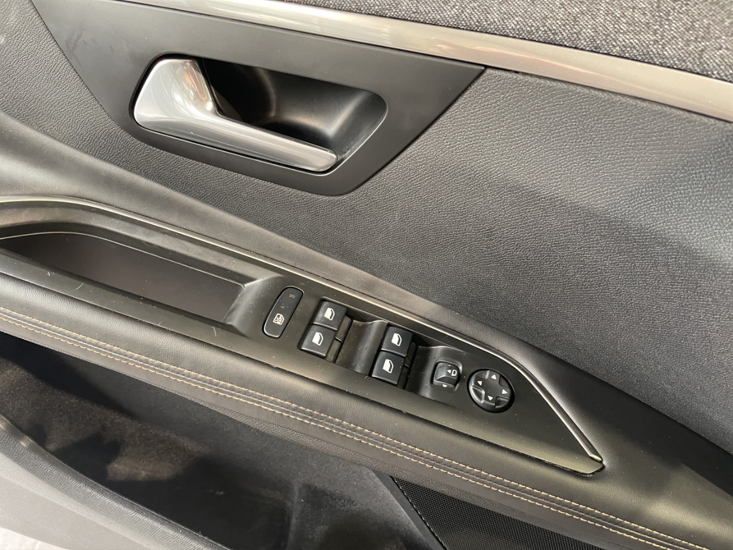PEUGEOT 3008 1.6 BlueHDi GT Line-image-14