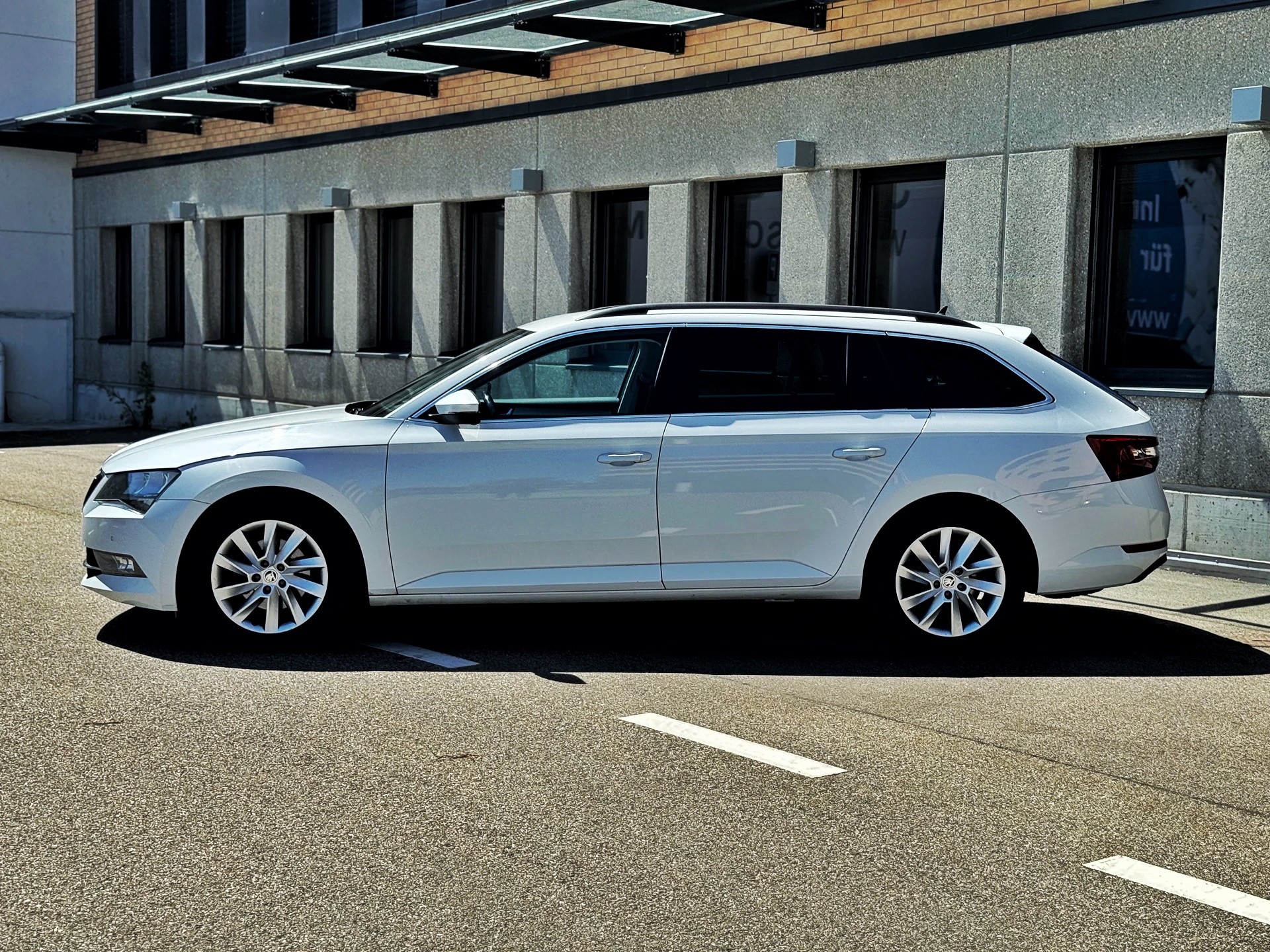 SKODA Superb Combi 2.0 TDi Ambition 4x4 DSG-showroom-element-1