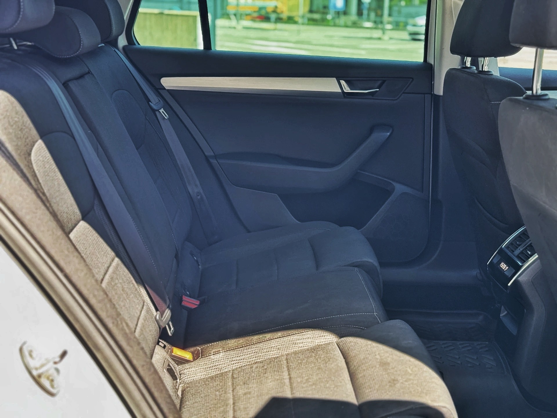 SKODA Superb Combi 2.0 TDi Ambition 4x4 DSG-image-20