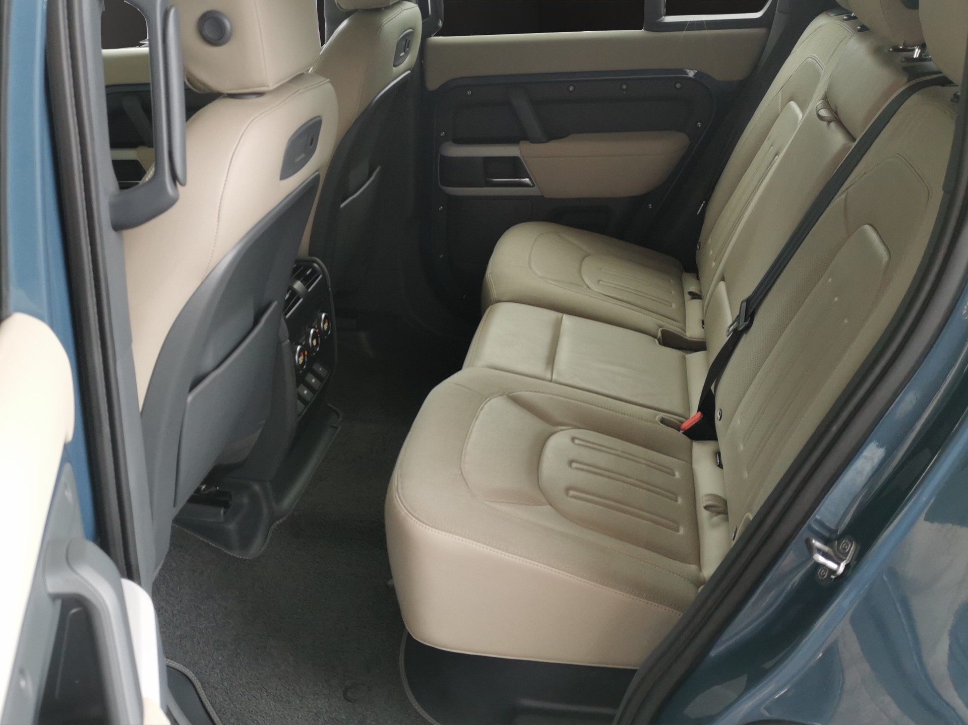 LAND ROVER Defender 110 D240 SD4 SE AT8-image-13