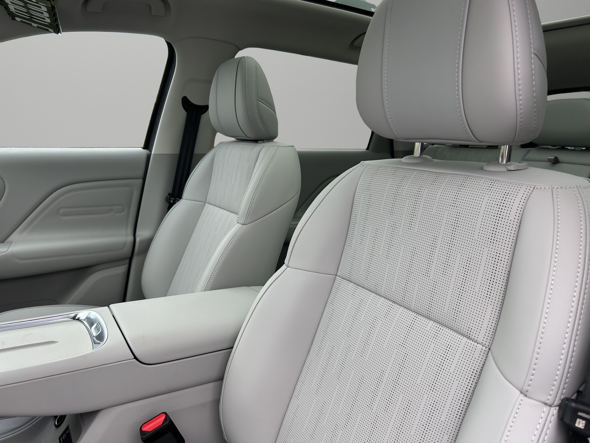 LEAPMOTOR B10 1.5 Hybrid EV-image-3