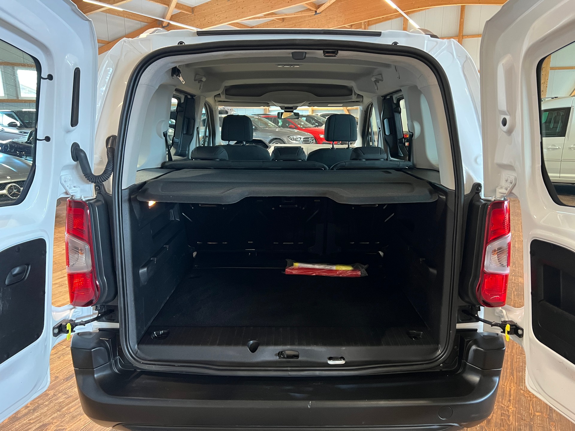 PEUGEOT Rifter 1.2 PureTech Allure-image-14