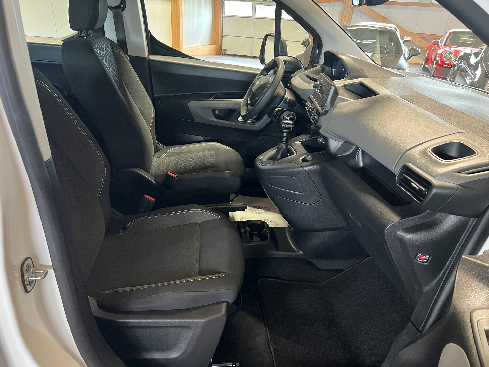 PEUGEOT Rifter 1.2 PureTech Allure-image-11