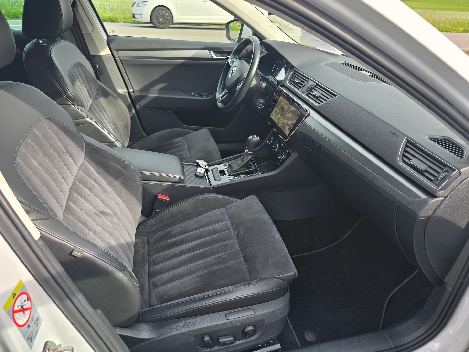 SKODA Superb Combi 2.0 TDi Style 4x4 DSG-image-9