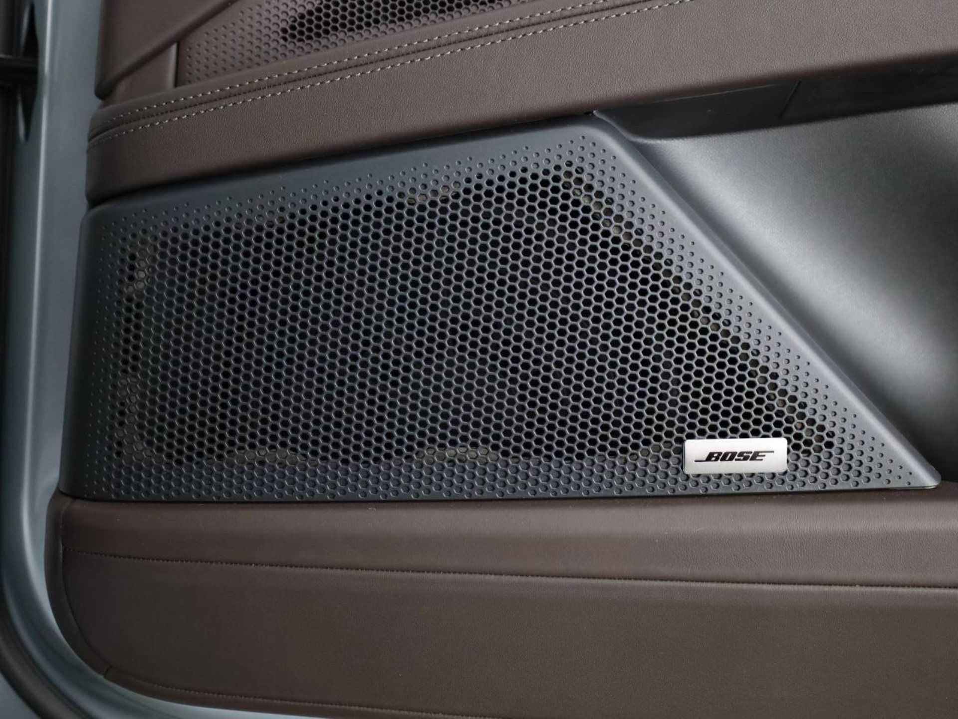 PORSCHE Cayenne Electric-image-18