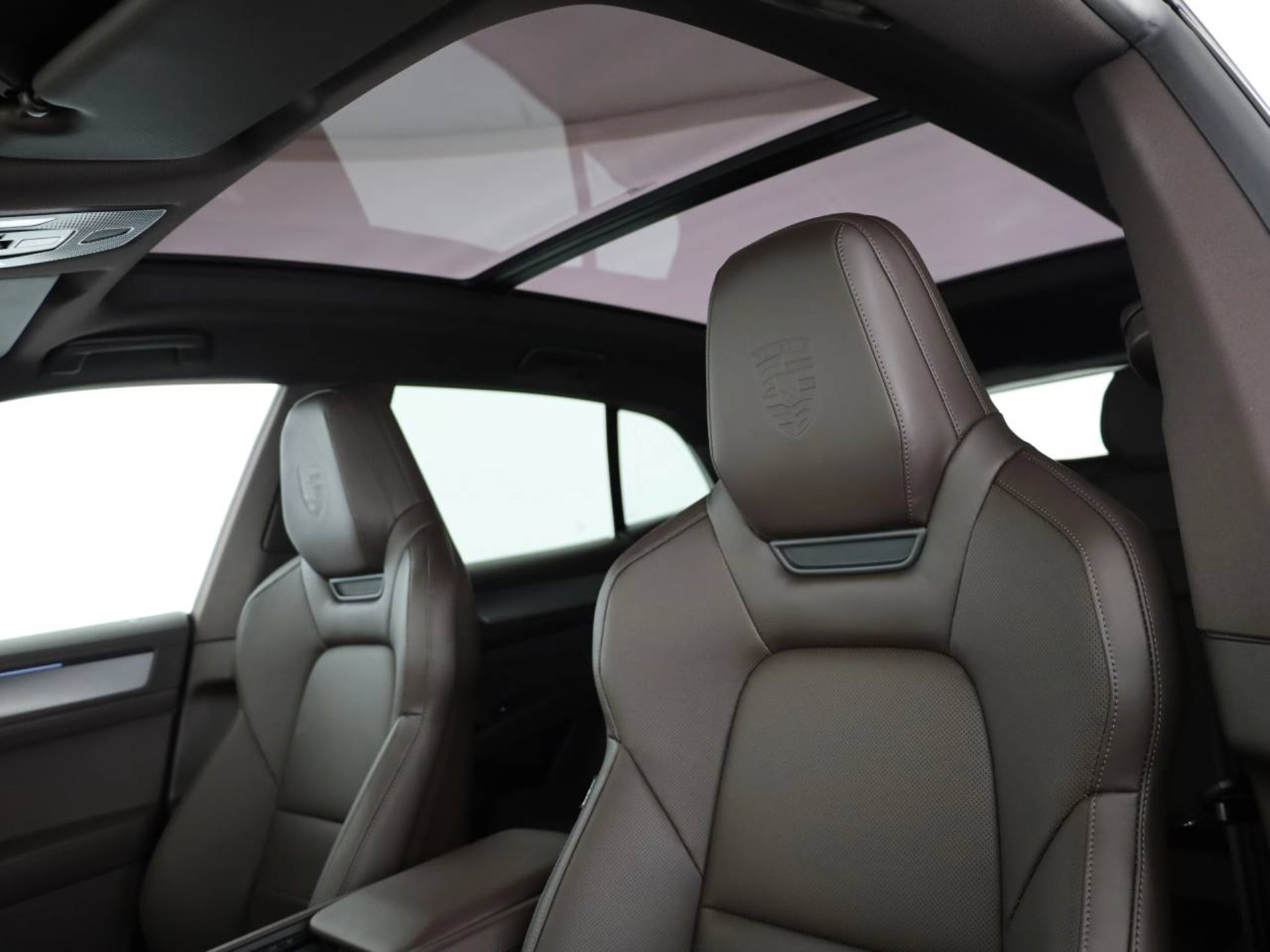 PORSCHE Cayenne Electric-image-16
