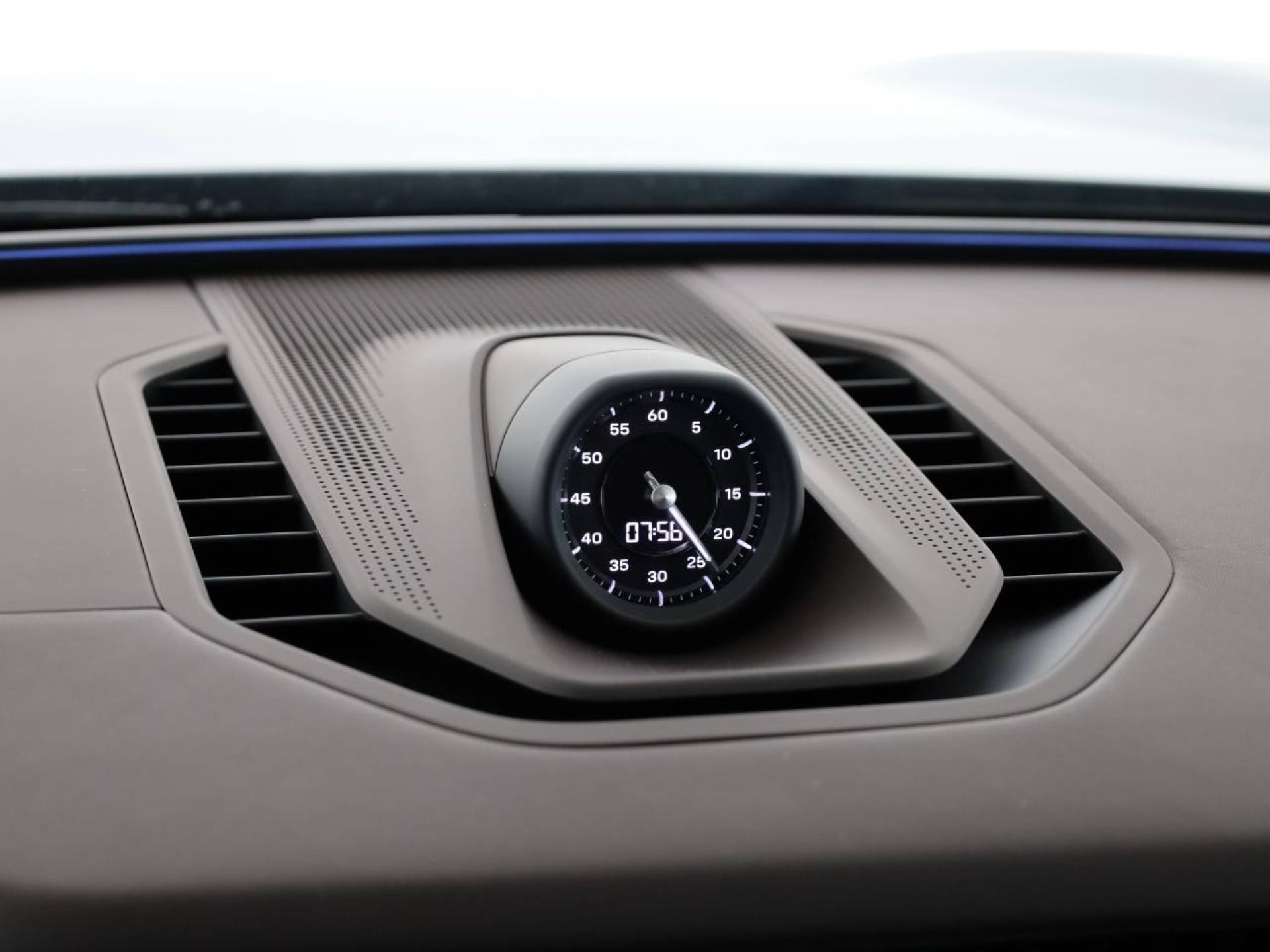 PORSCHE Cayenne Electric-image-11