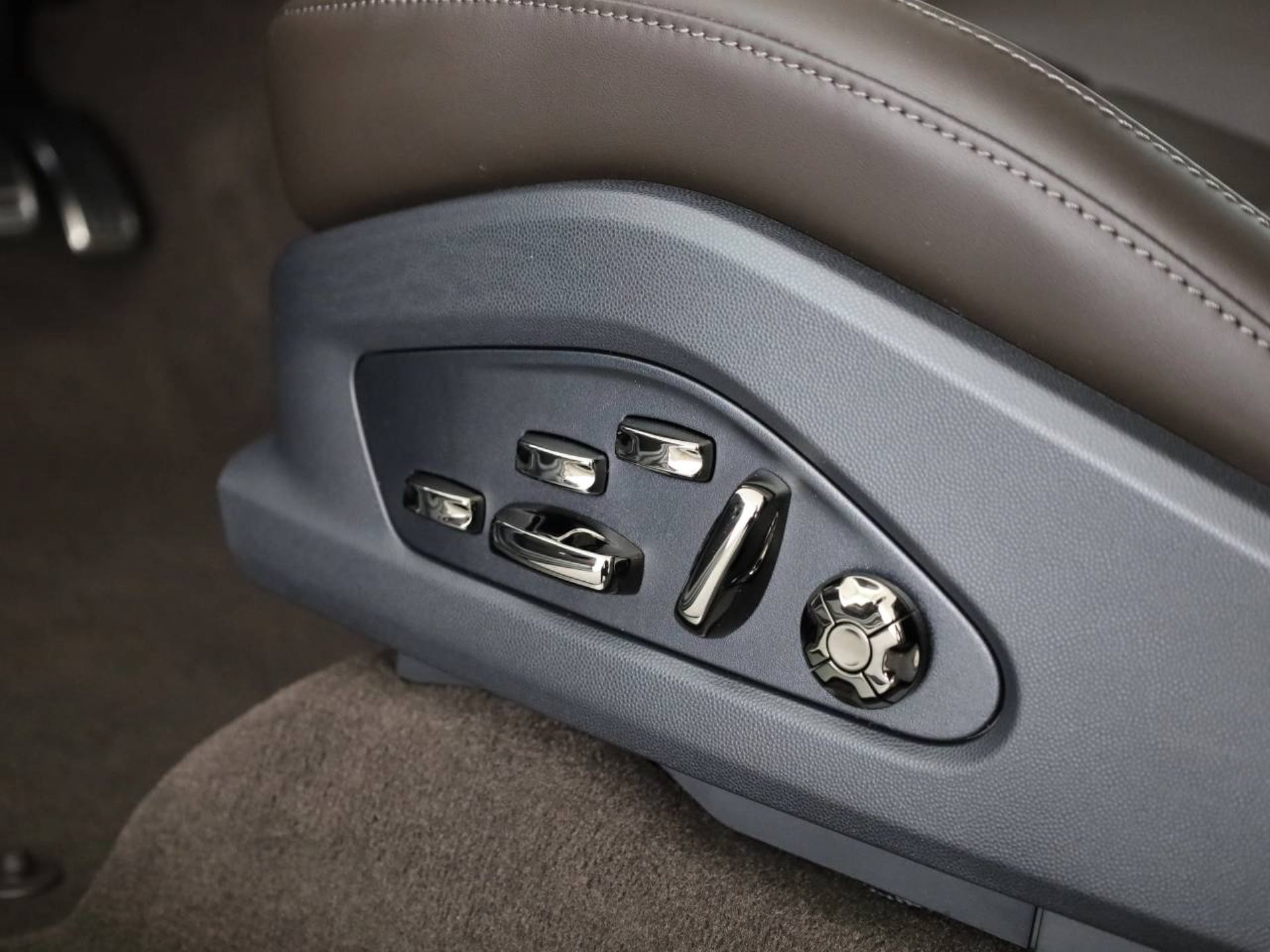 PORSCHE Cayenne Electric-image-15
