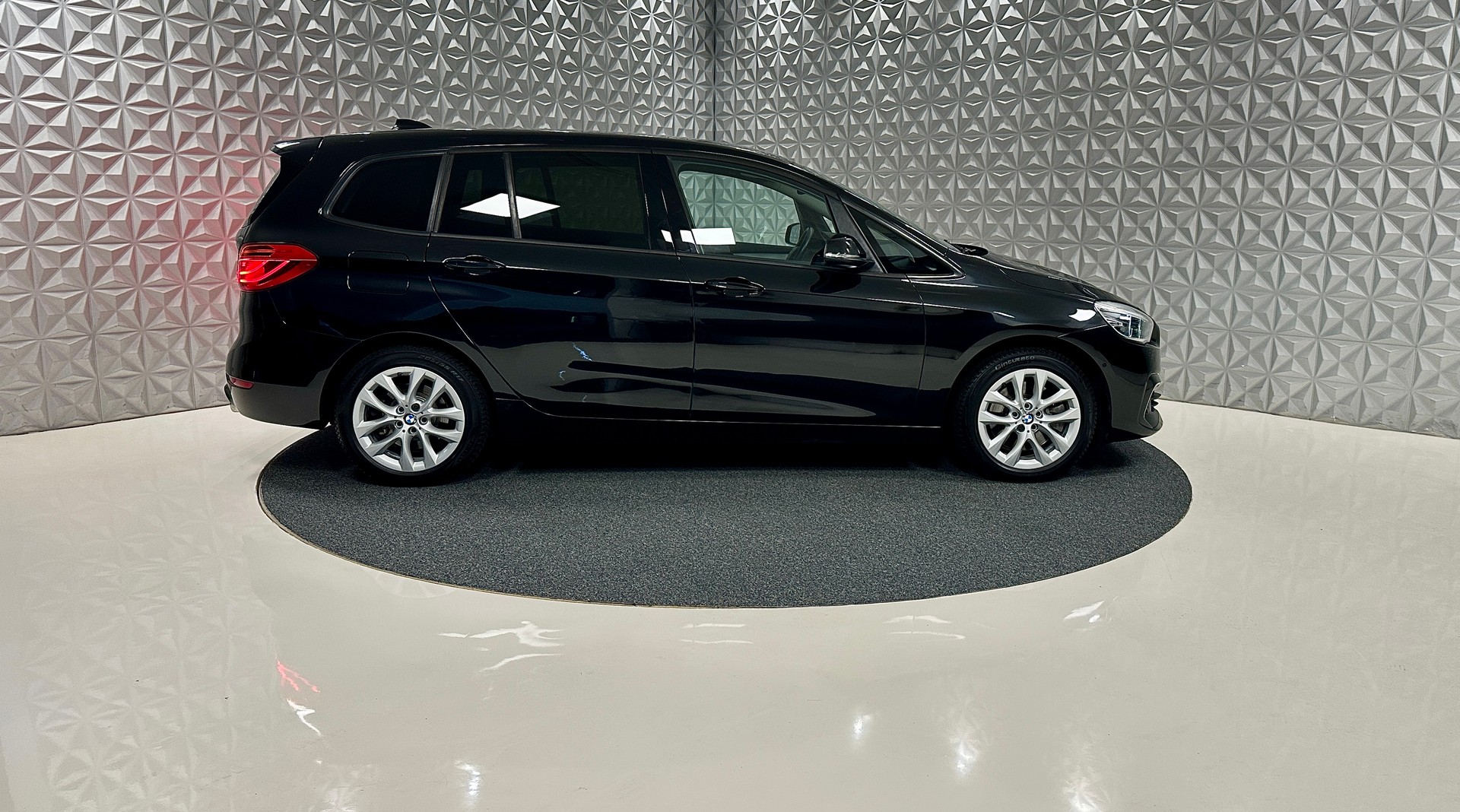 BMW 220d xDrive Gran Tourer Steptronic-image-3