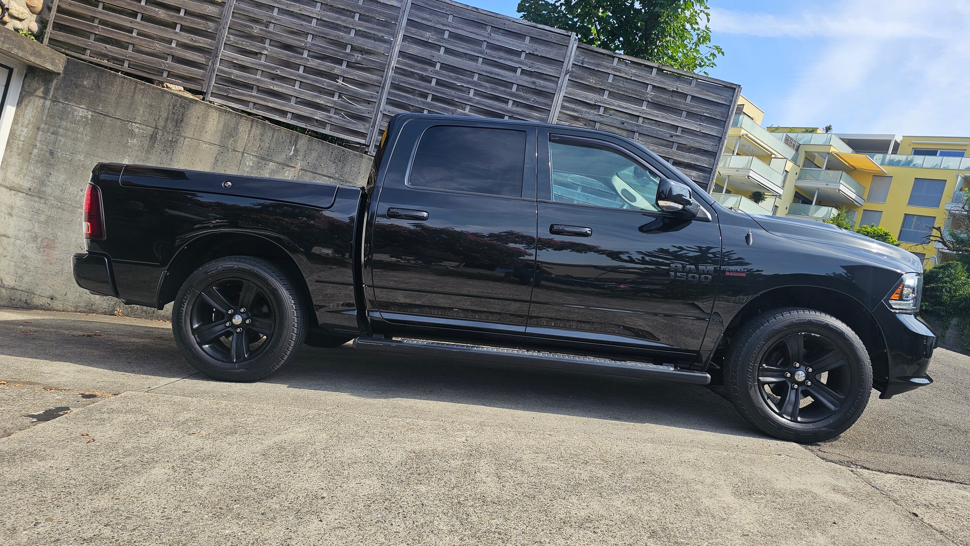 DODGE RAM 5.7 V8-image-1