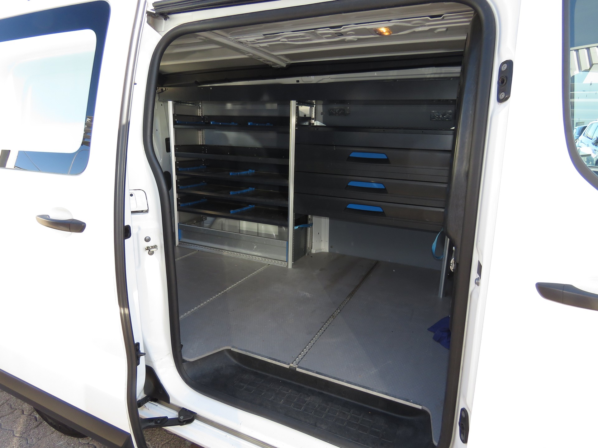 PEUGEOT Expert 2.0 BlueHDi 120 S&S Premium Long EAT8 (Automat, AHK 2.5 t)-image-10