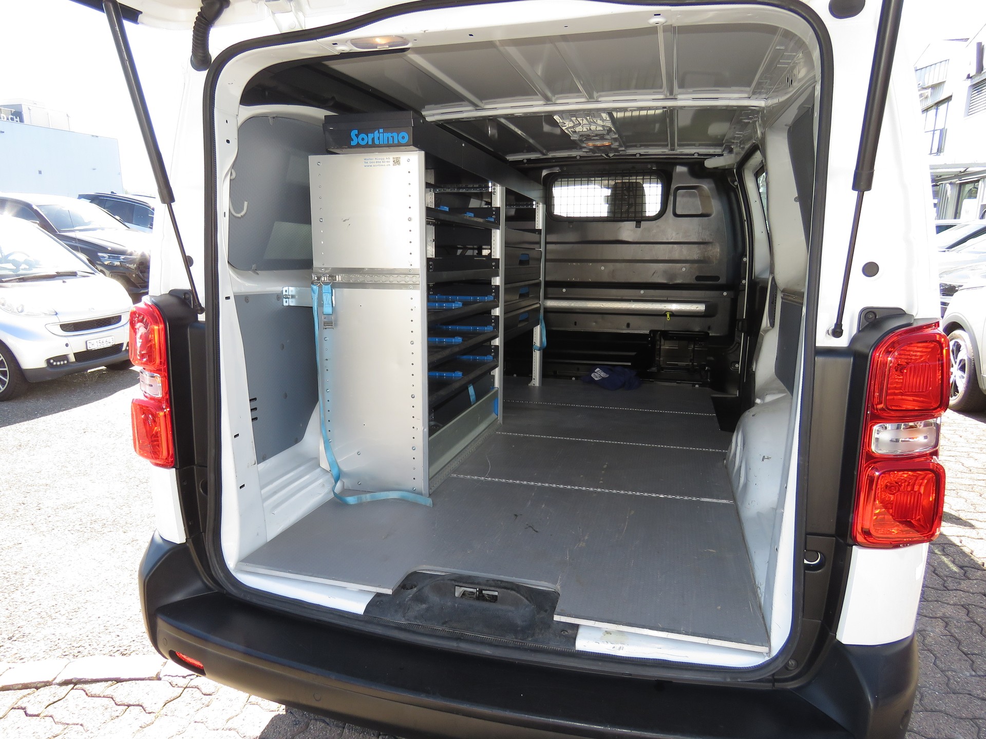 PEUGEOT Expert 2.0 BlueHDi 120 S&S Premium Long EAT8 (Automat, AHK 2.5 t)-image-11