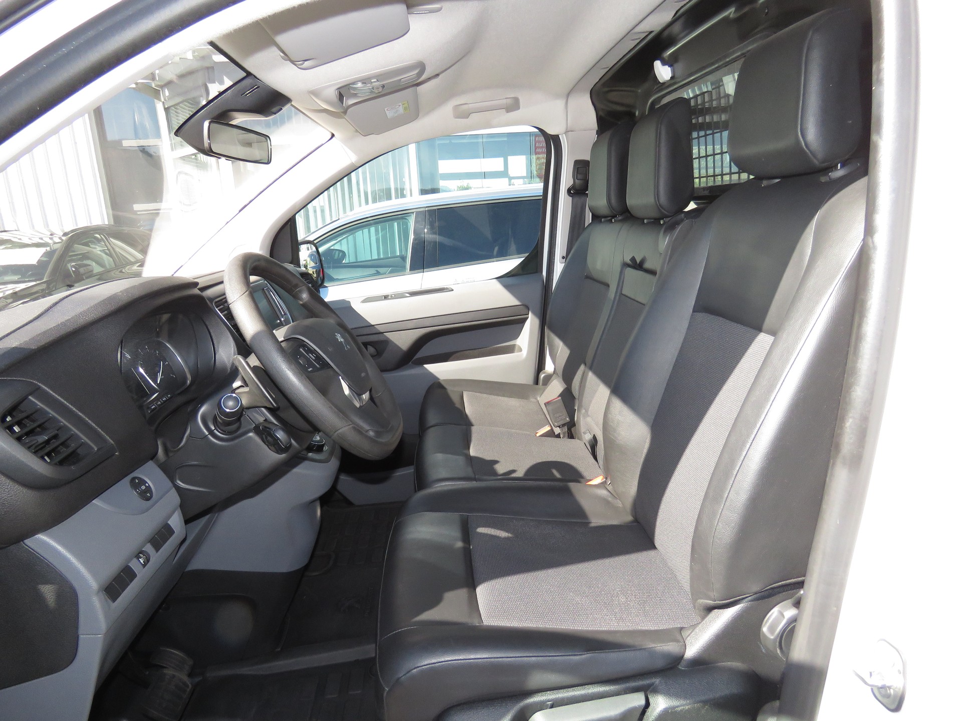 PEUGEOT Expert 2.0 BlueHDi 120 S&S Premium Long EAT8 (Automat, AHK 2.5 t)-image-7