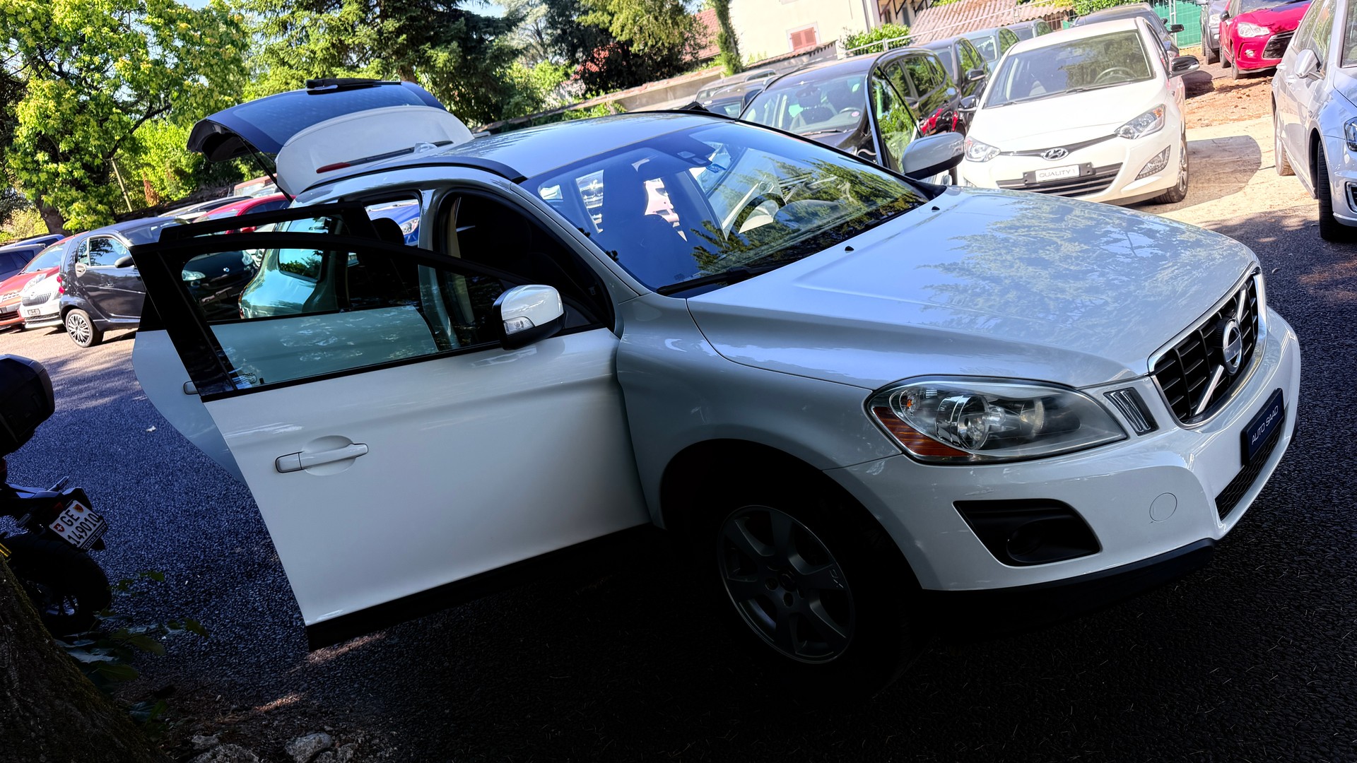 VOLVO XC60 2.4D Momentum-image-12