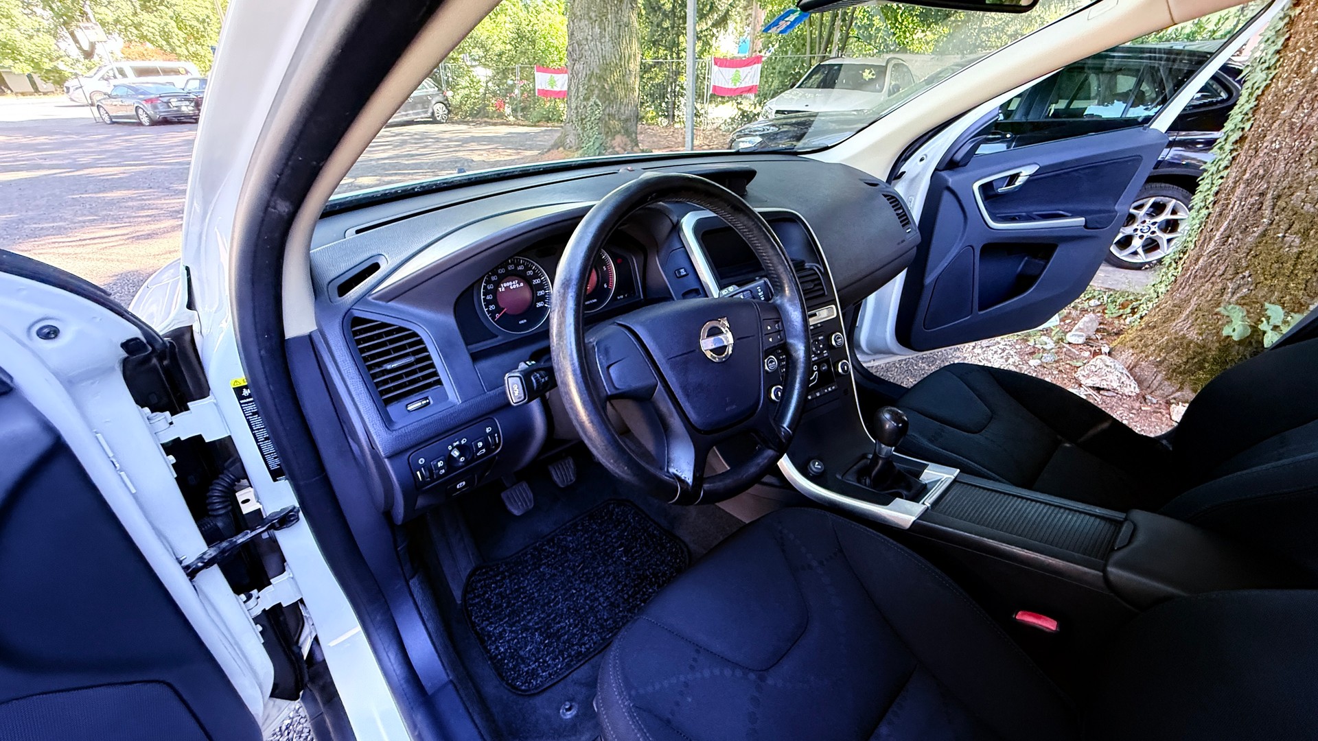 VOLVO XC60 2.4D Momentum-image-9