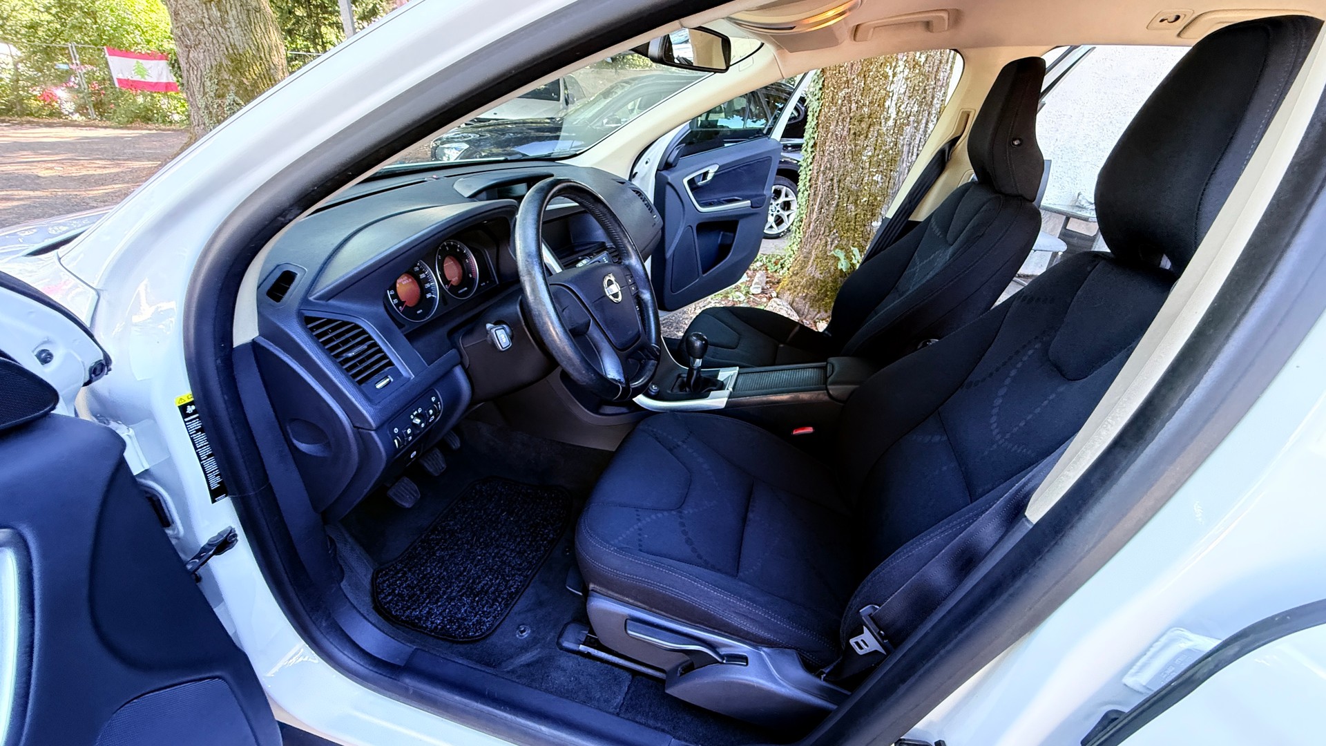 VOLVO XC60 2.4D Momentum-image-8