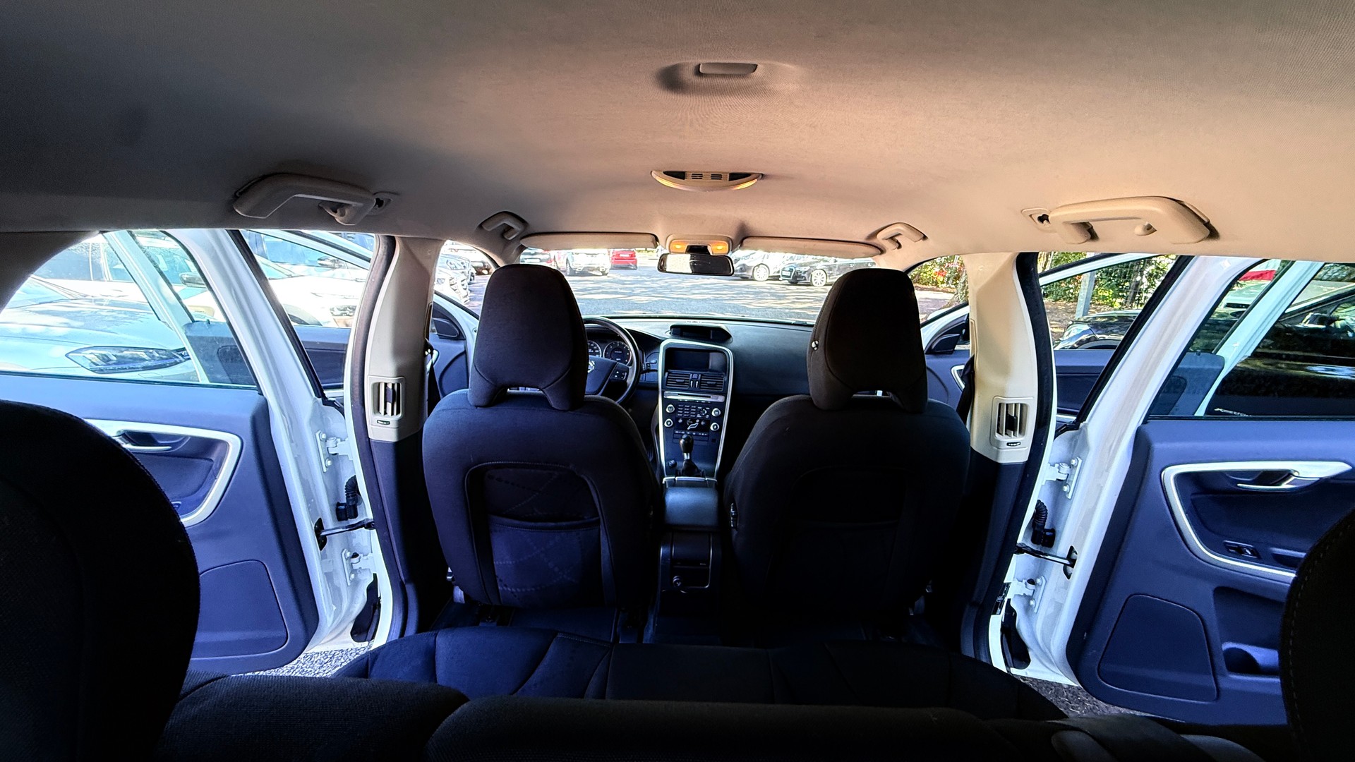 VOLVO XC60 2.4D Momentum-image-7