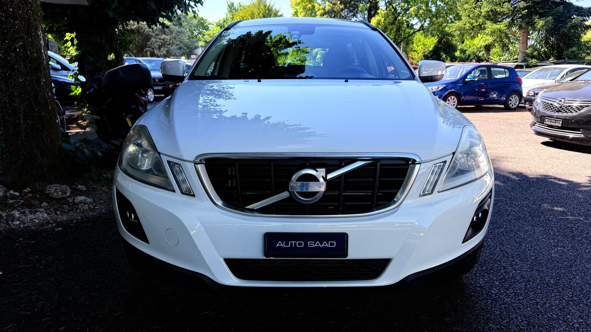 VOLVO XC60 2.4D Momentum-image-0