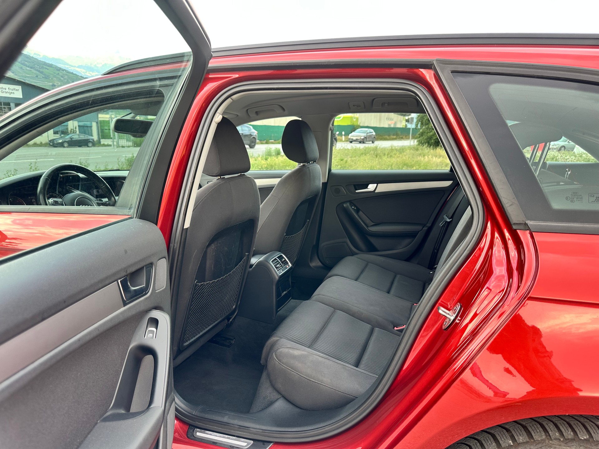AUDI A4 Avant 2.0 TDI quattro-image-14