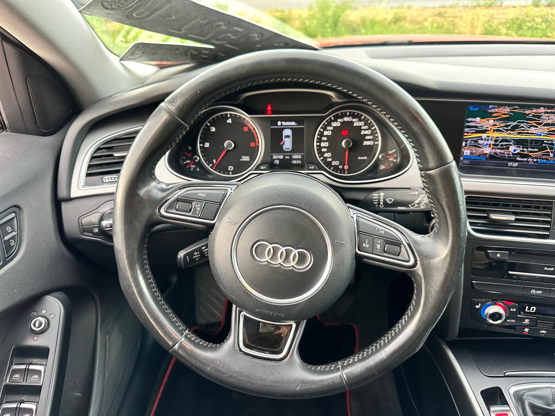 AUDI A4 Avant 2.0 TDI quattro-image-12