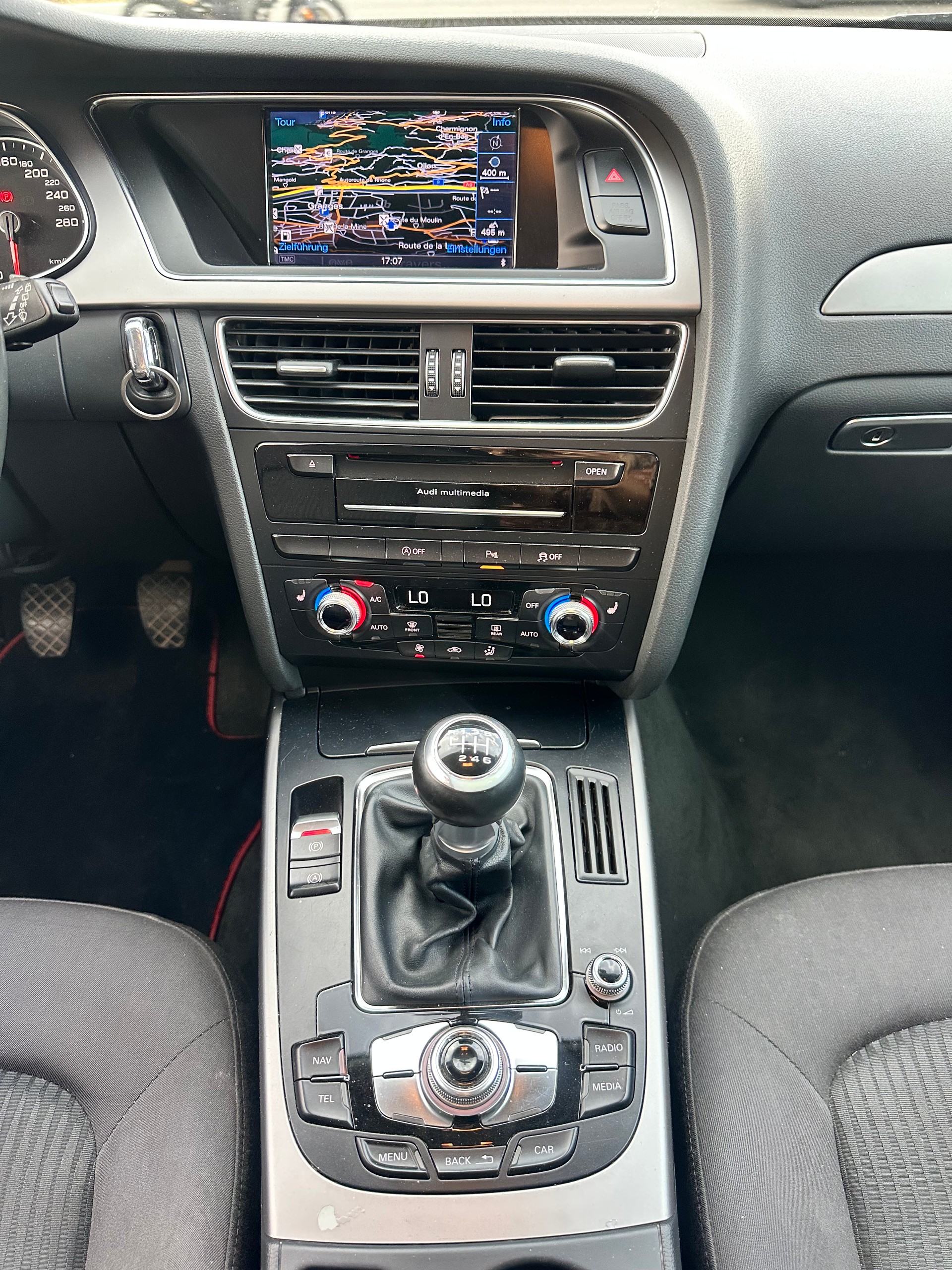 AUDI A4 Avant 2.0 TDI quattro-image-13
