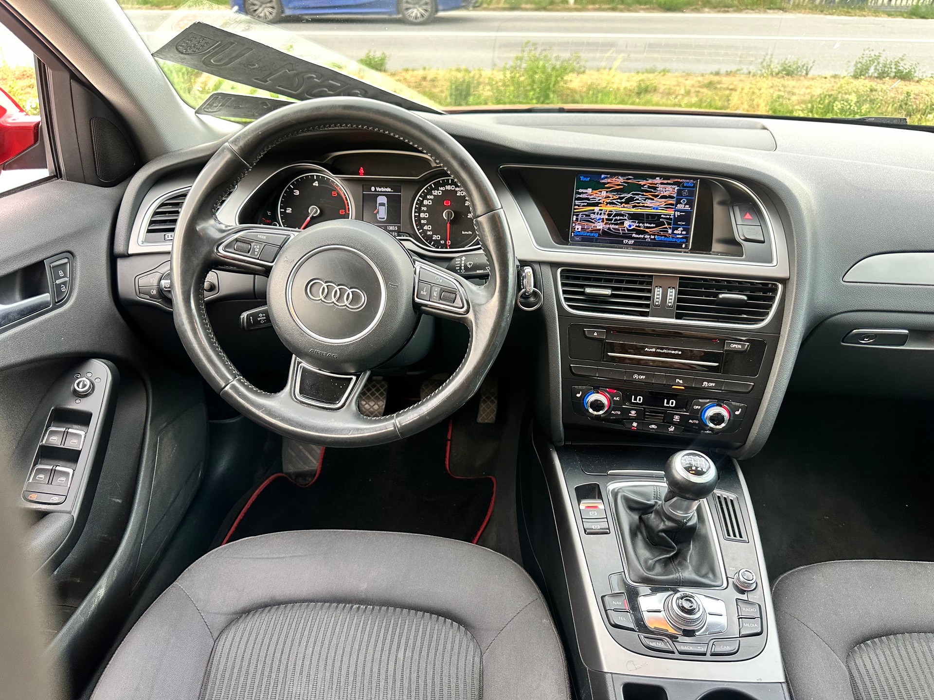 AUDI A4 Avant 2.0 TDI quattro-image-11