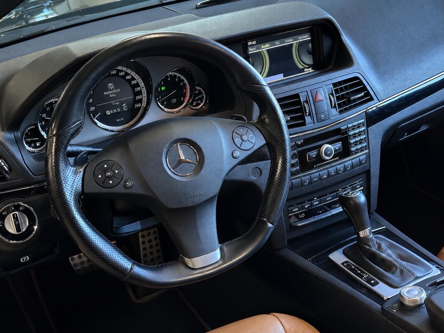 MERCEDES-BENZ E 250 CGI BlueEfficiency Automatic-image-11