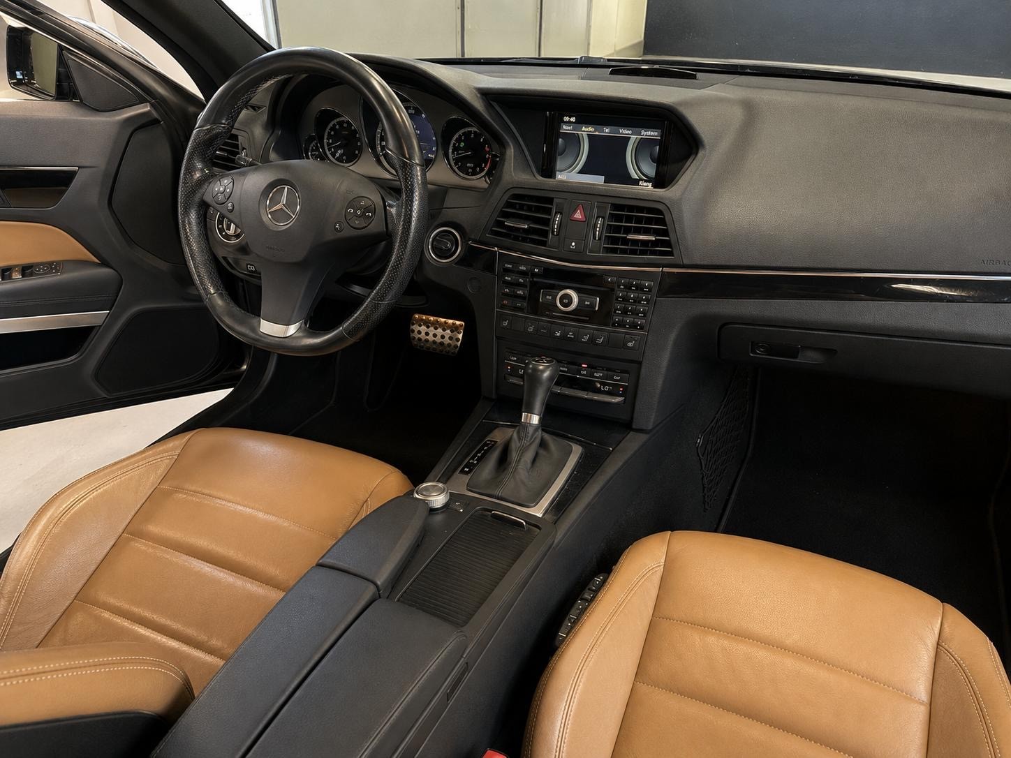 MERCEDES-BENZ E 250 CGI BlueEfficiency Automatic-image-9