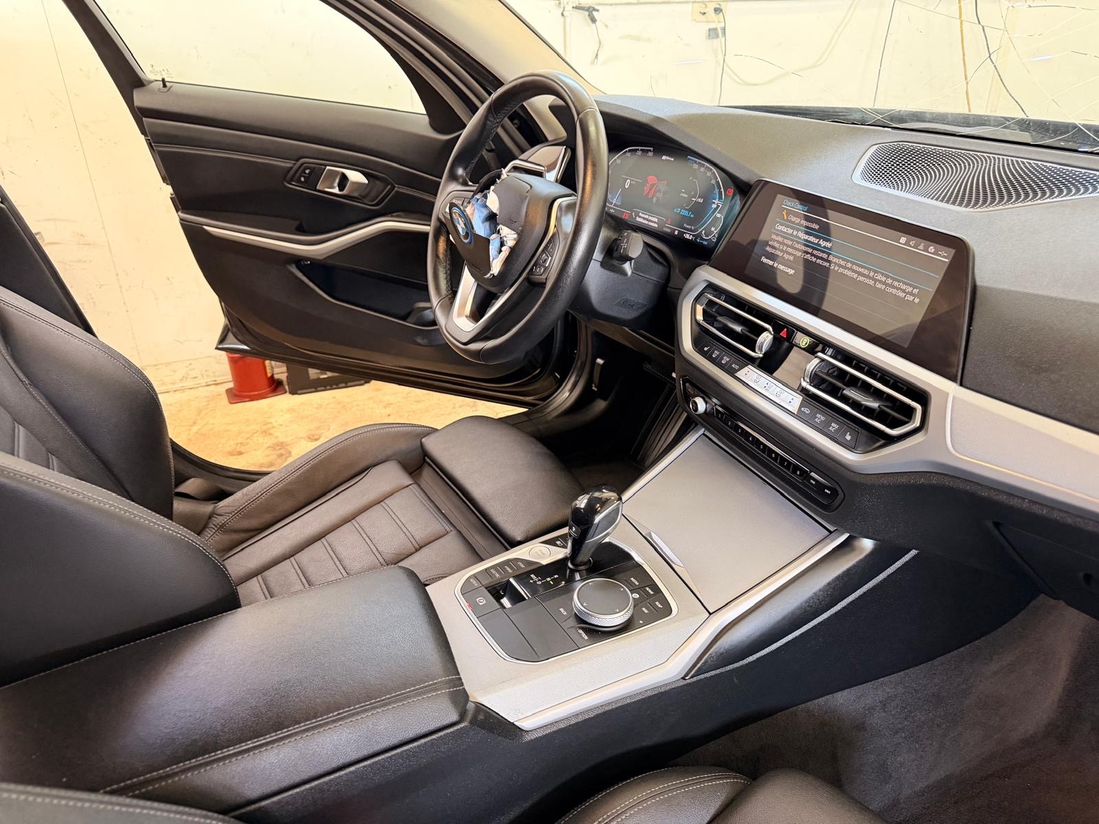 BMW 330e x DriveTouring Steptronic-image-13