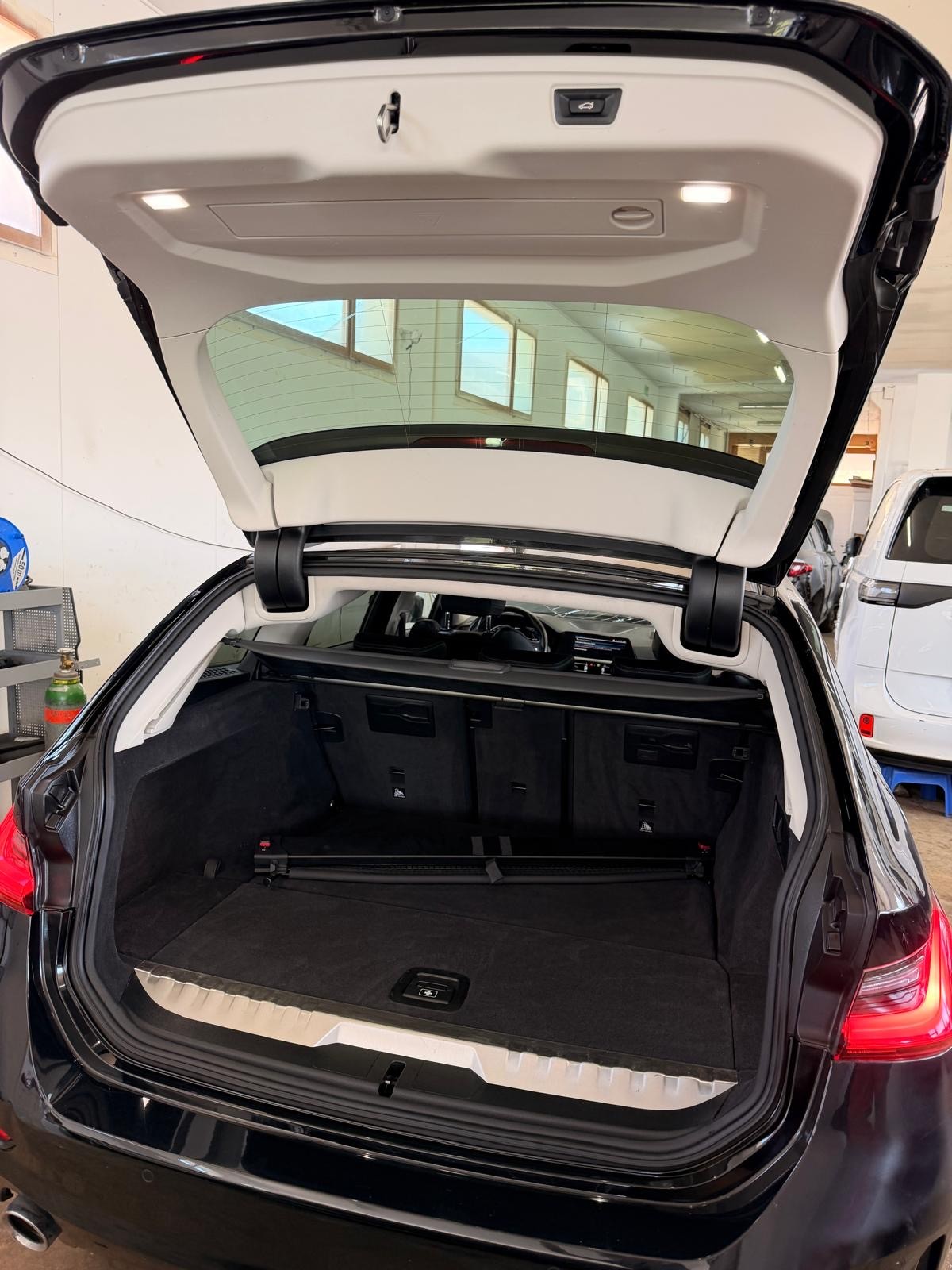 BMW 330e x DriveTouring Steptronic-image-10