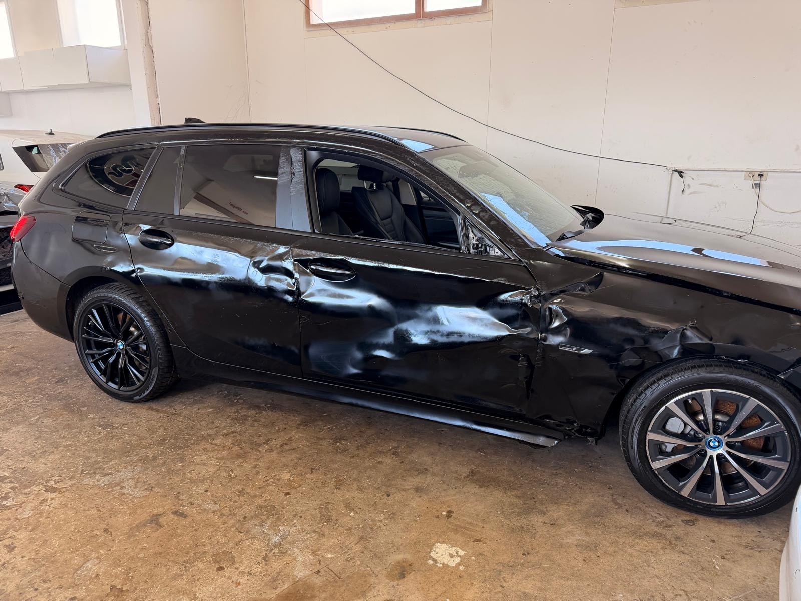 BMW 330e x DriveTouring Steptronic-image-3