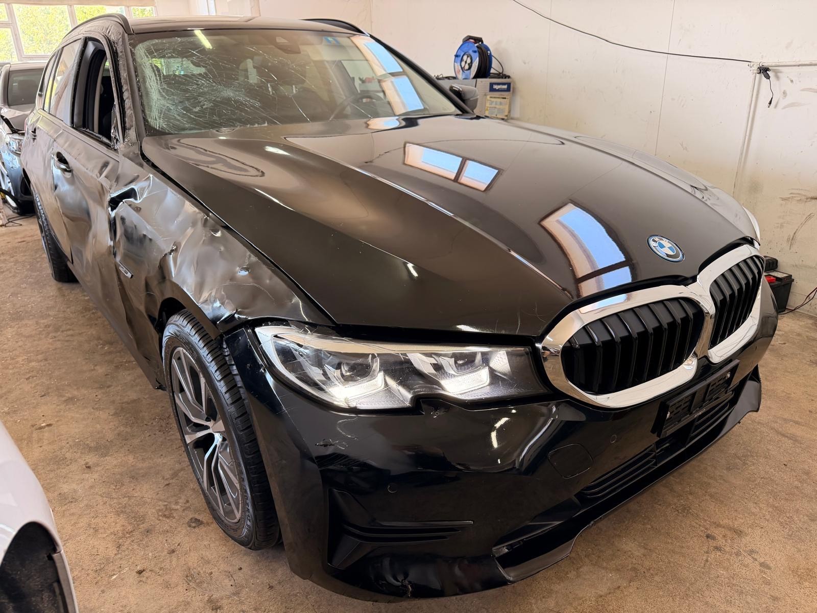 BMW 330e x DriveTouring Steptronic-image-4