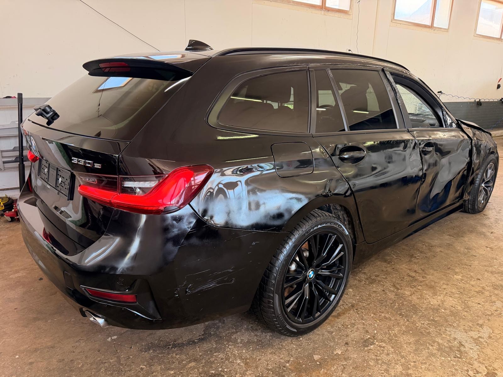 BMW 330e x DriveTouring Steptronic-image-2