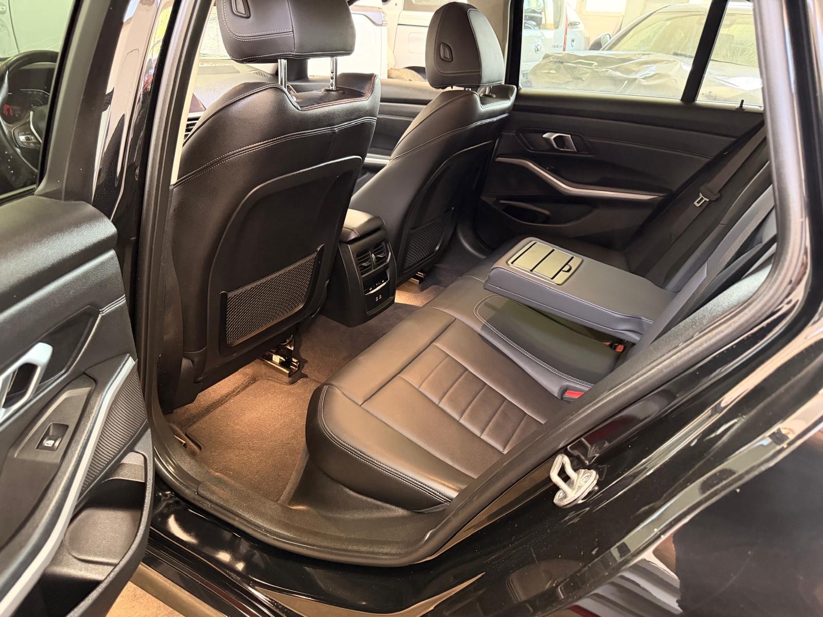 BMW 330e x DriveTouring Steptronic-image-8