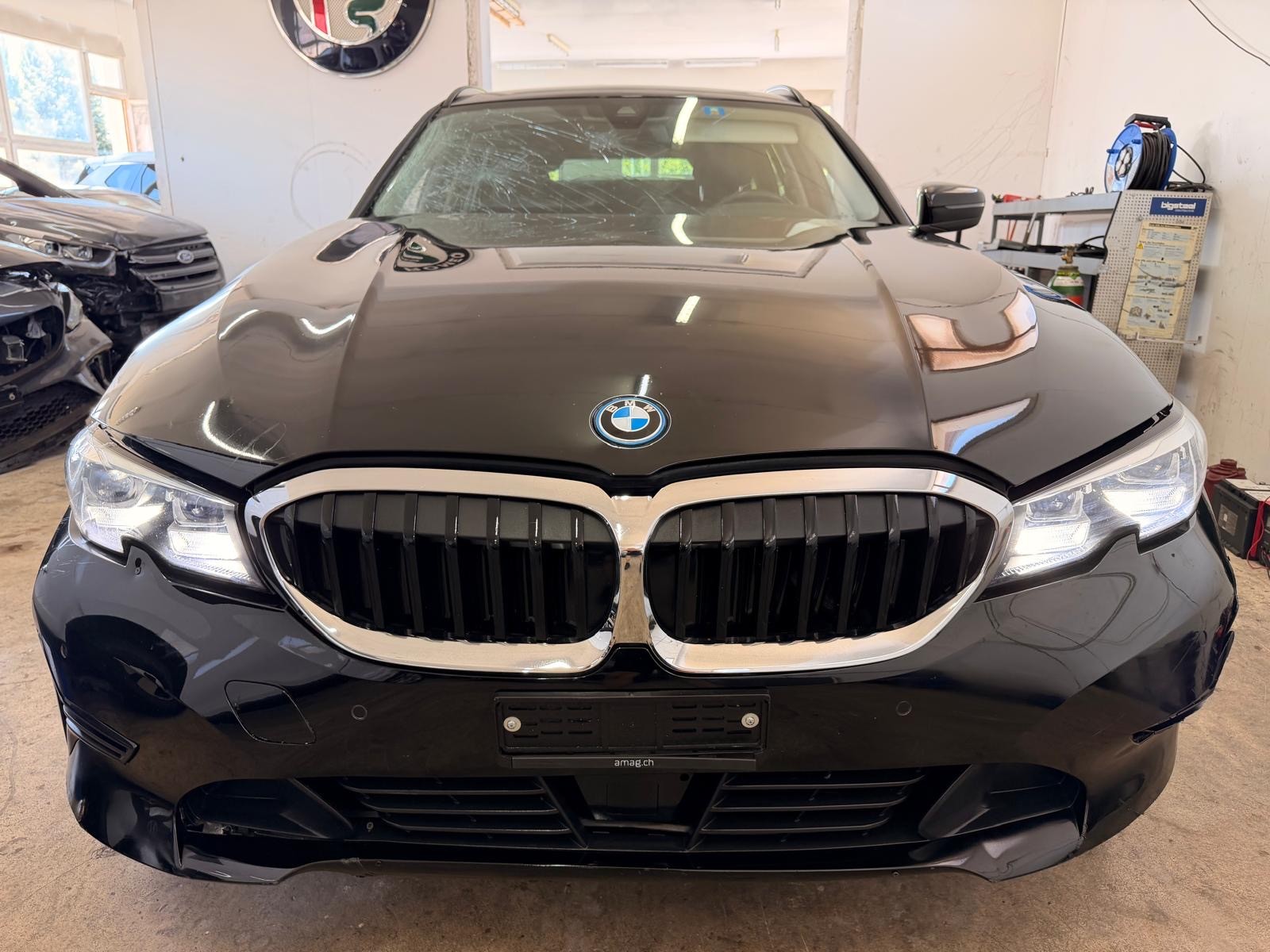 BMW 330e x DriveTouring Steptronic-image-5