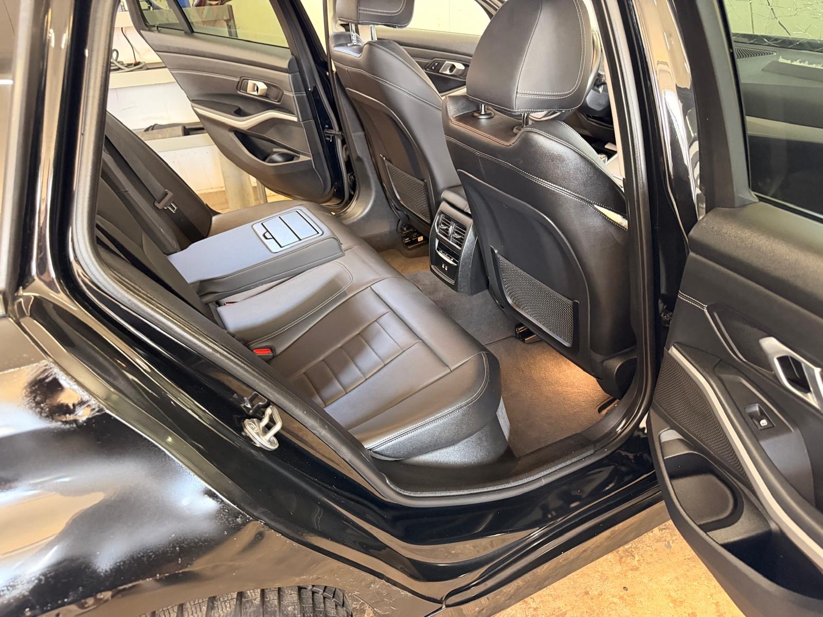 BMW 330e x DriveTouring Steptronic-image-11