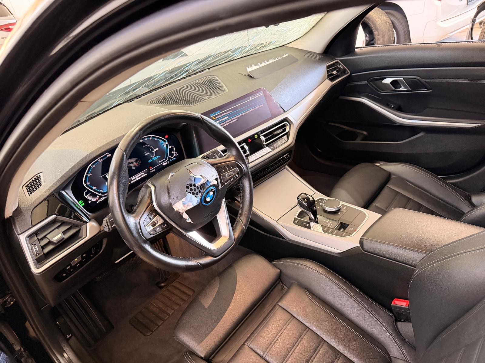 BMW 330e x DriveTouring Steptronic-image-7