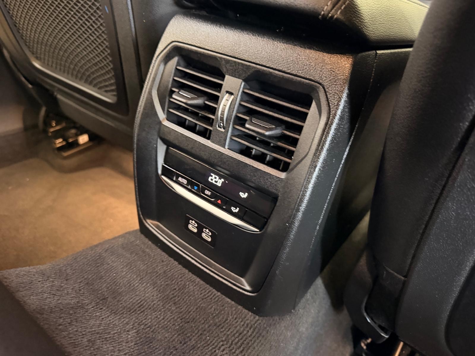 BMW 330e x DriveTouring Steptronic-image-9