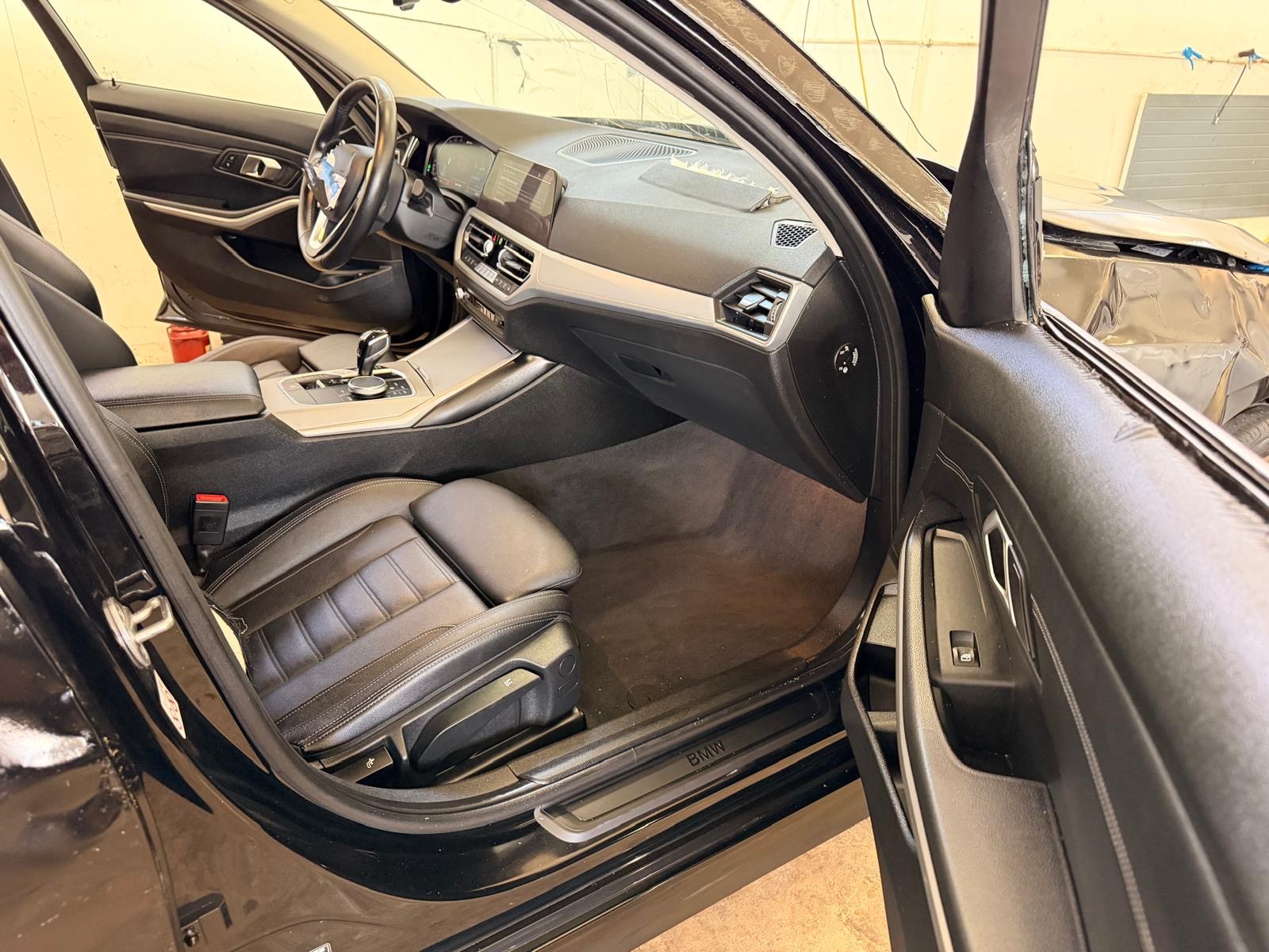 BMW 330e x DriveTouring Steptronic-image-12