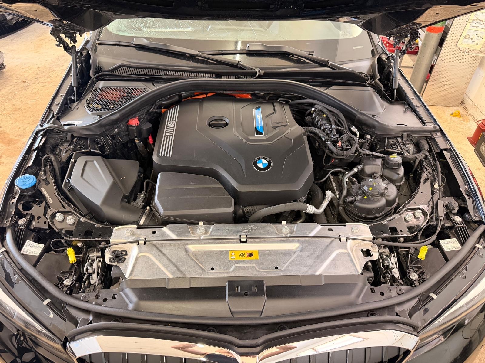 BMW 330e x DriveTouring Steptronic-image-6