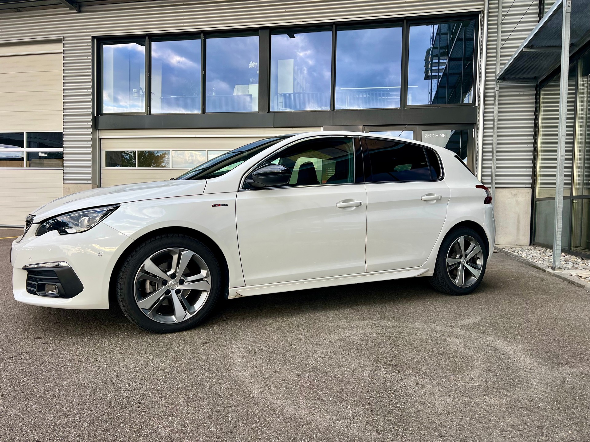 PEUGEOT 308 1.5 BlueHDI GT Line EAT8-image-2