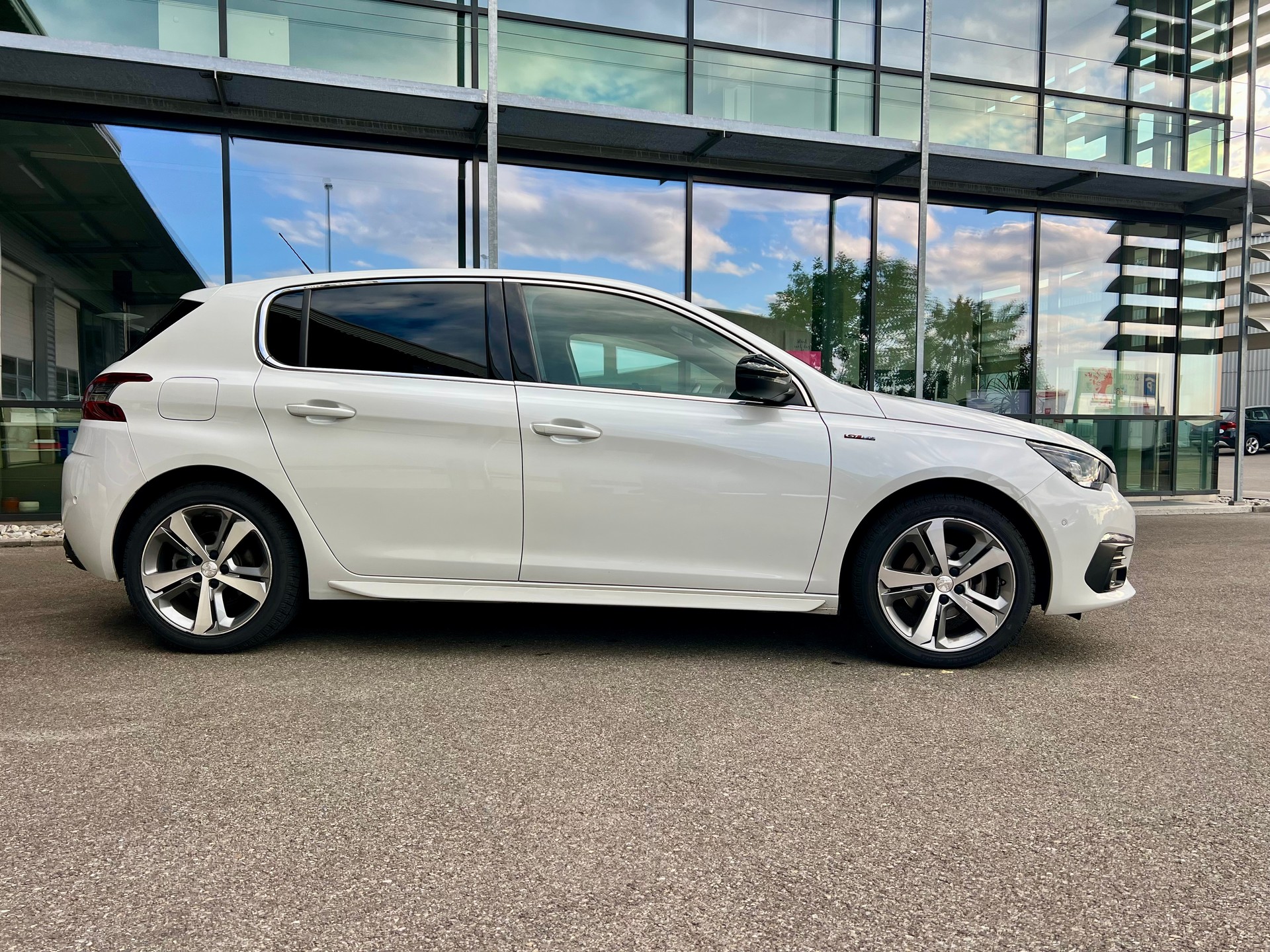 PEUGEOT 308 1.5 BlueHDI GT Line EAT8-image-1