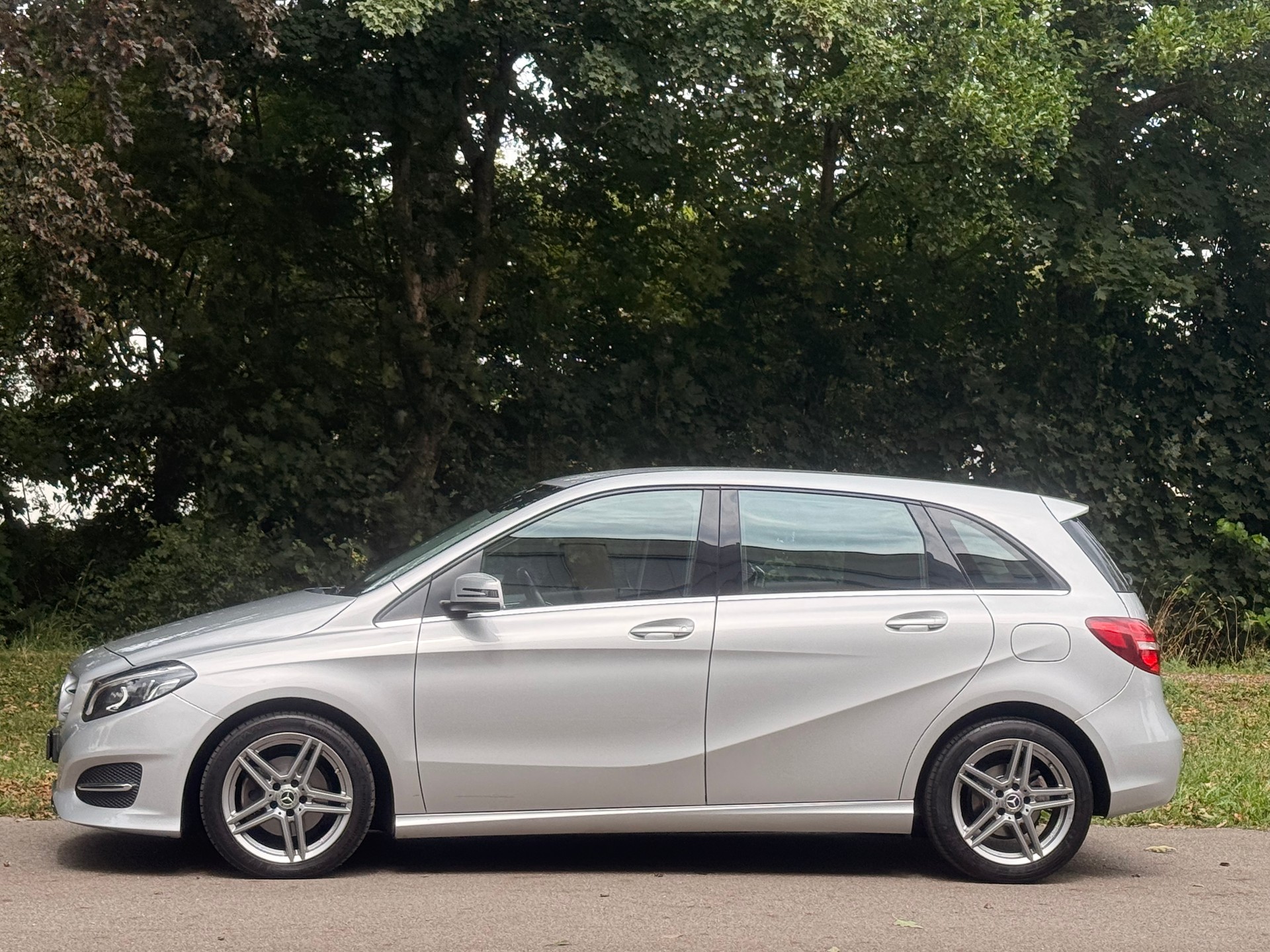 MERCEDES-BENZ B 200-image-1